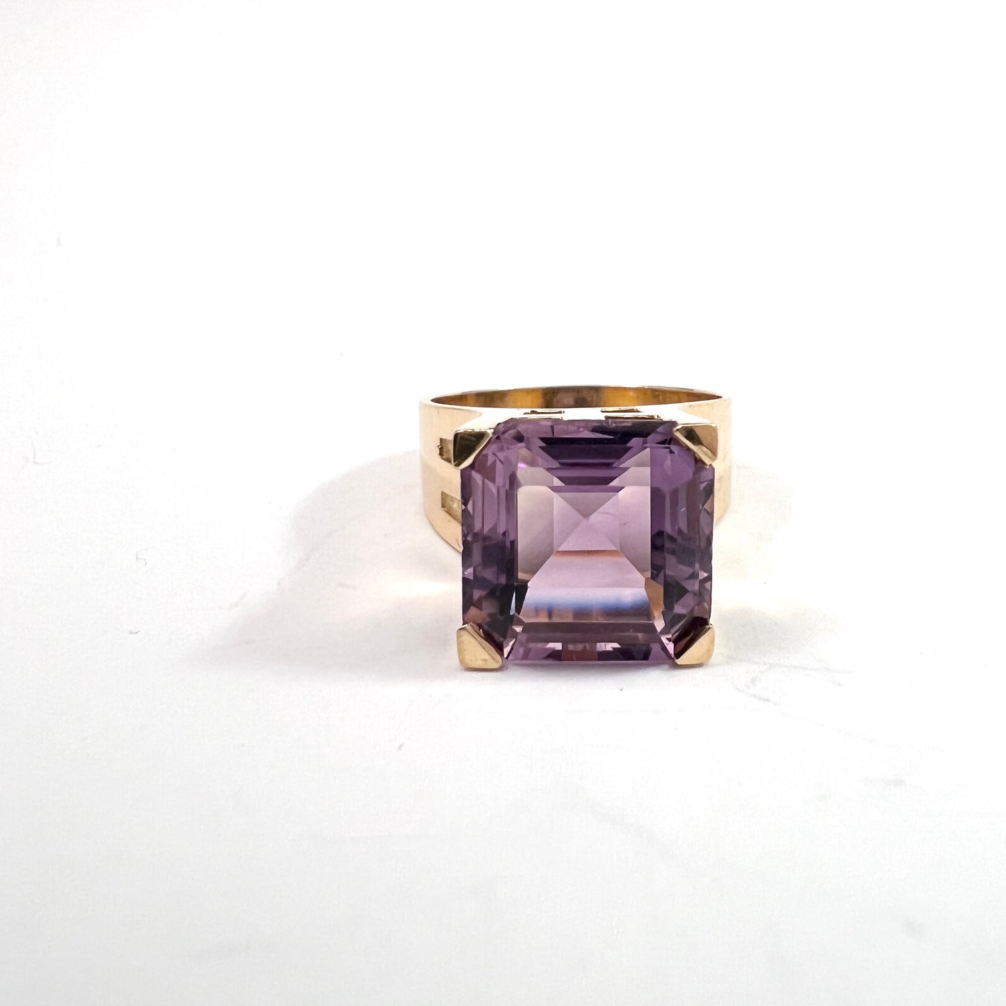 Guldvaruhuset, Stockholm 1964. Vintage Mid-century Modern 18k Gold Amethyst Ring.