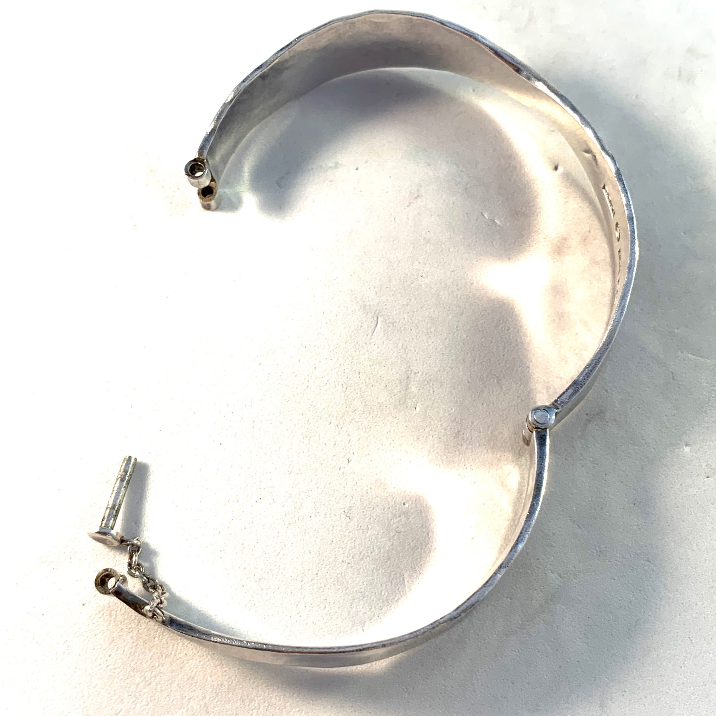 Ellert, Sweden. Vintage Hand Hammered Sterling Silver Open/Close Bangle Bracelet. Signed.