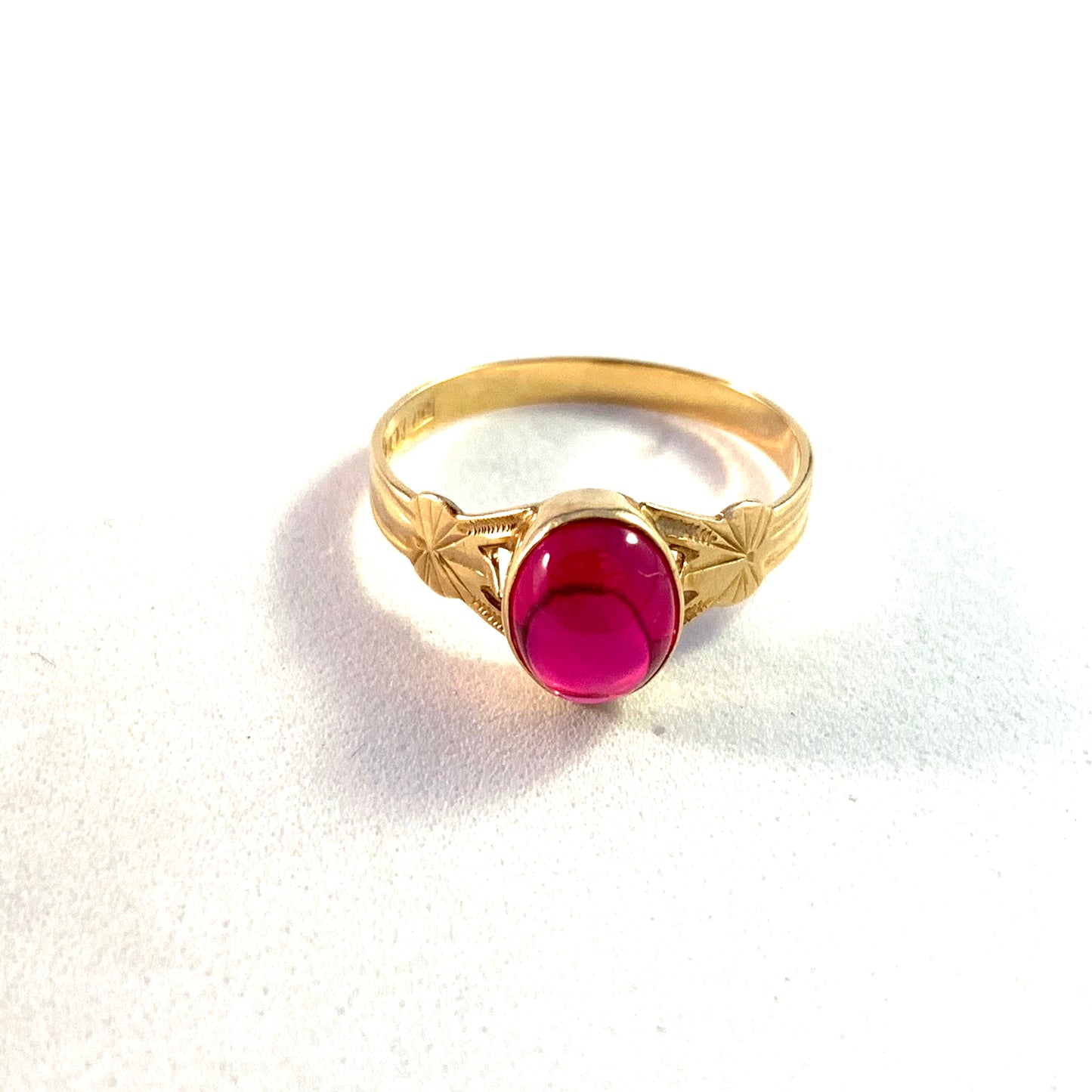 G Dahlgren, Sweden 1958. Mid Century 18k Gold Synthetic Pink Sapphire Ring.