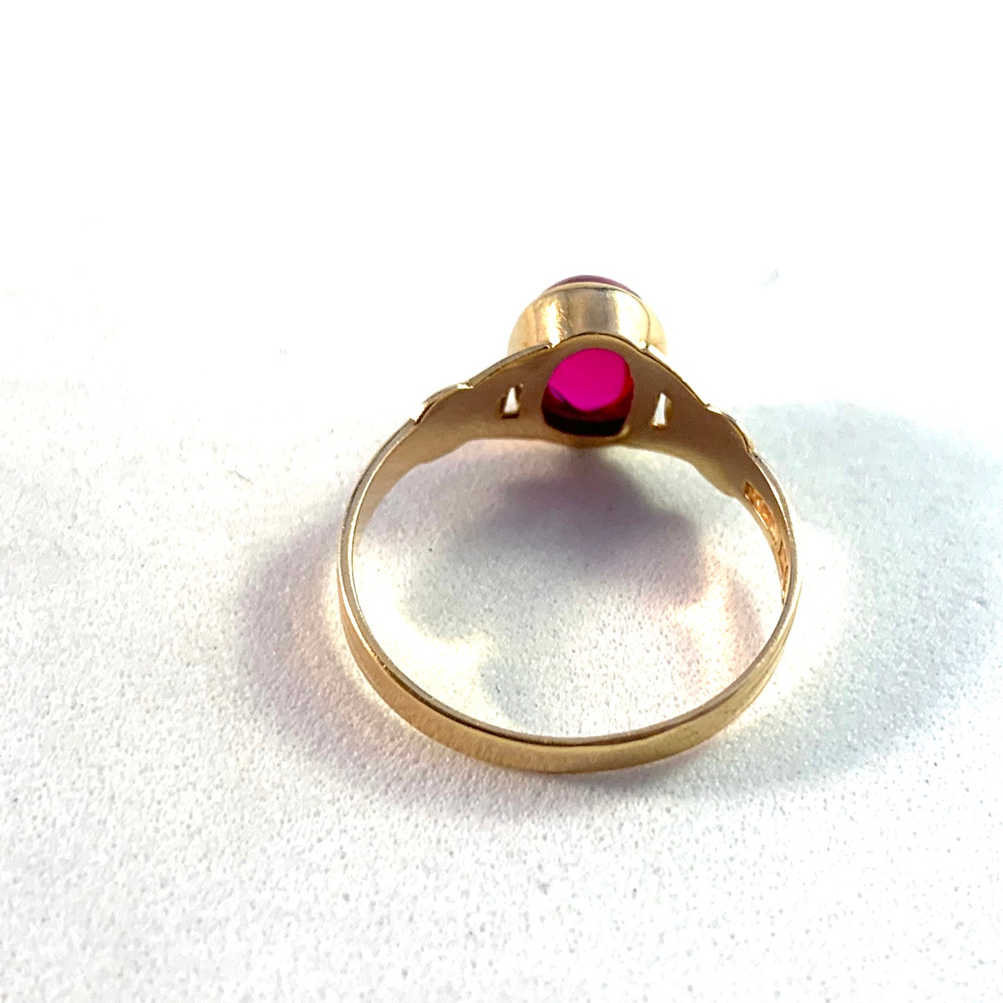 G Dahlgren, Sweden 1958. Mid Century 18k Gold Synthetic Pink Sapphire Ring.