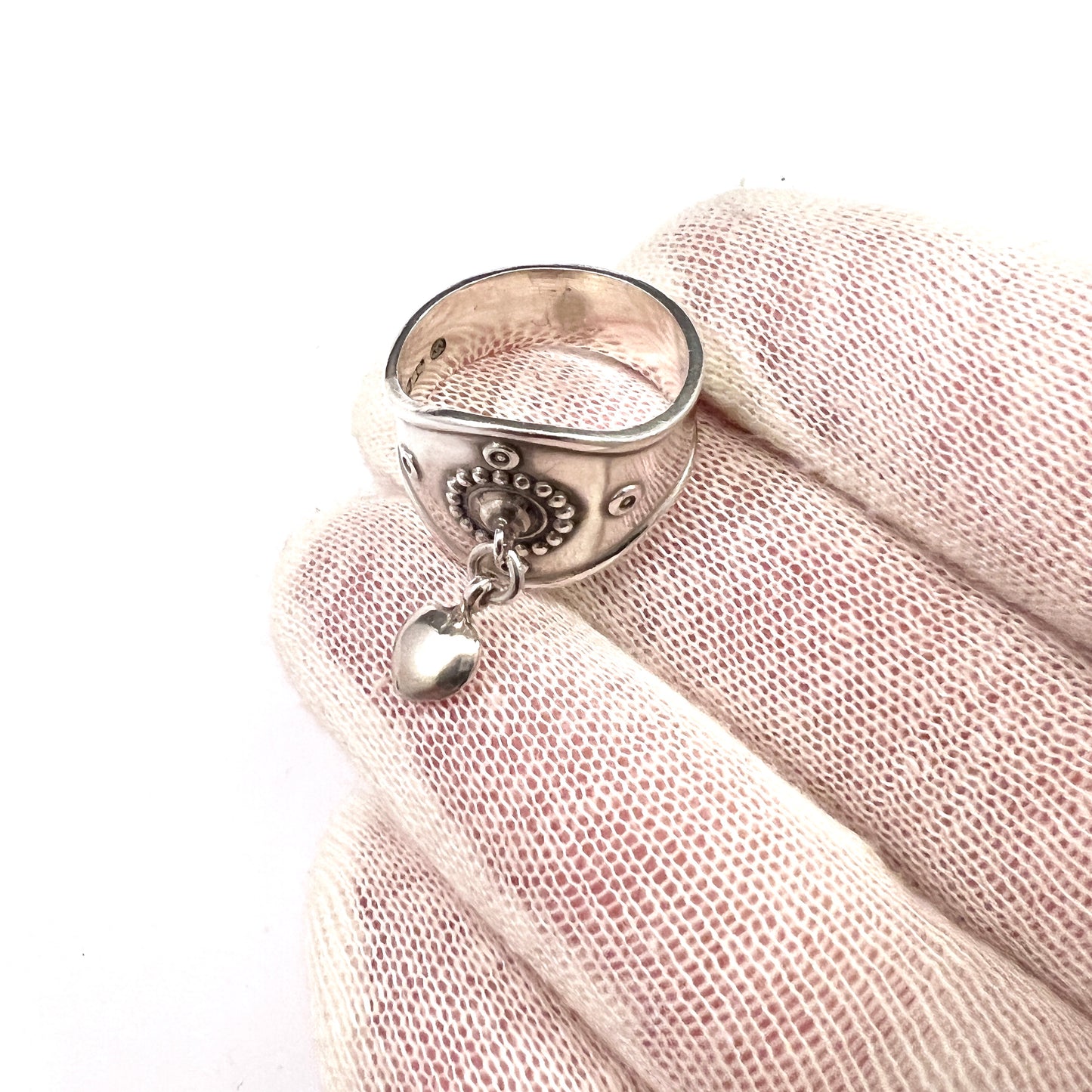 Holger Lindström for Kalevala Koru, Finland 1946. Early Solid Silver Heart Charm Ring.