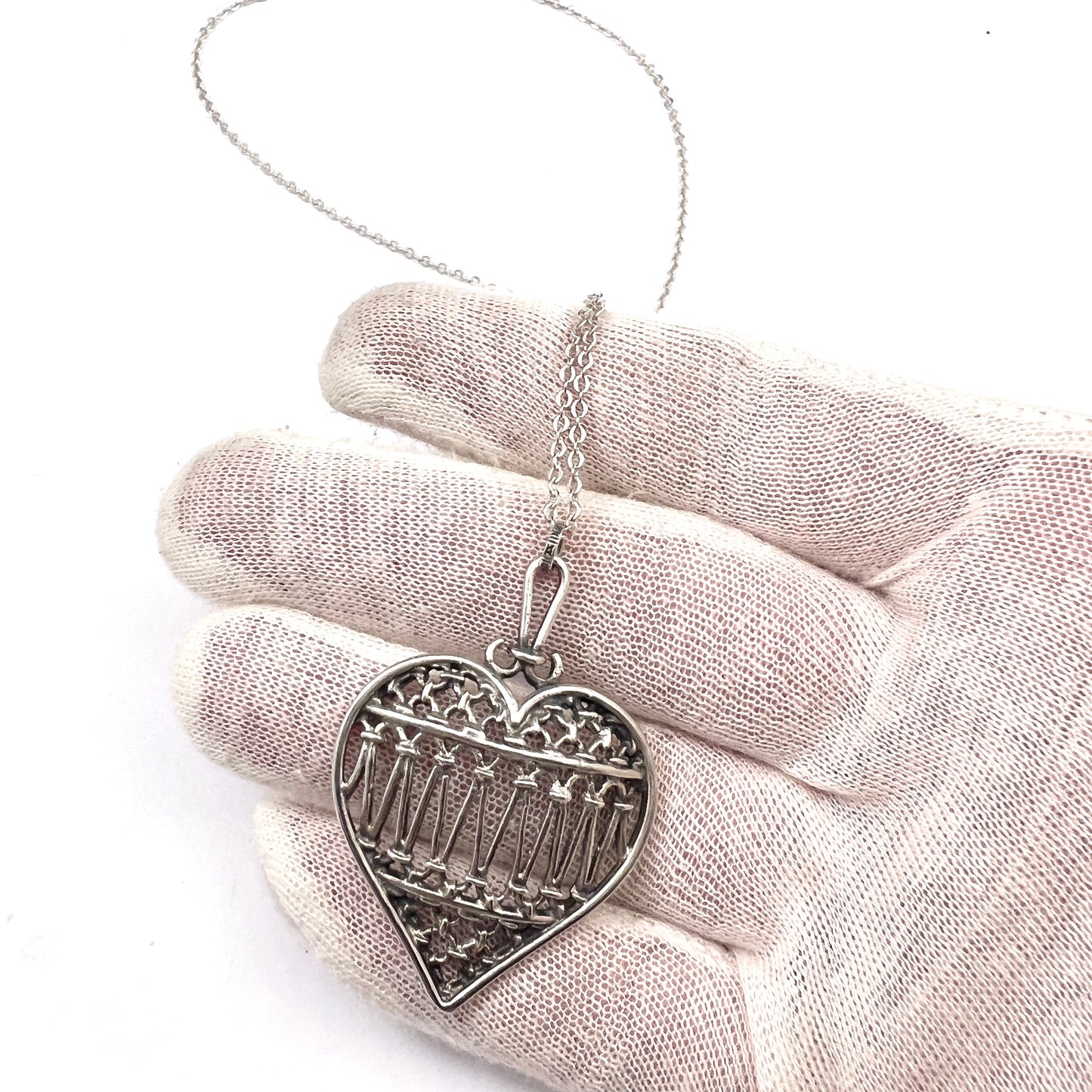 Pentti Sarpaneva for Turun Hopea Finland 1975. Vintage Solid Silver Heart Pendant Necklace.