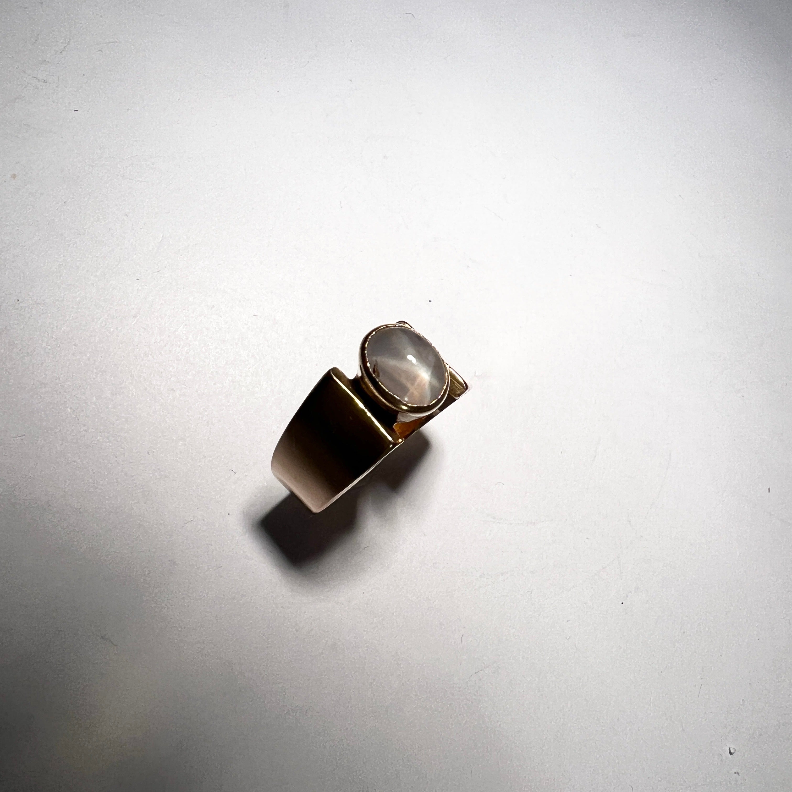 Atelje Waldemar Jonsson, Sweden 1965. Vintage 18k Gold Synthetic Star Sapphire Ring.