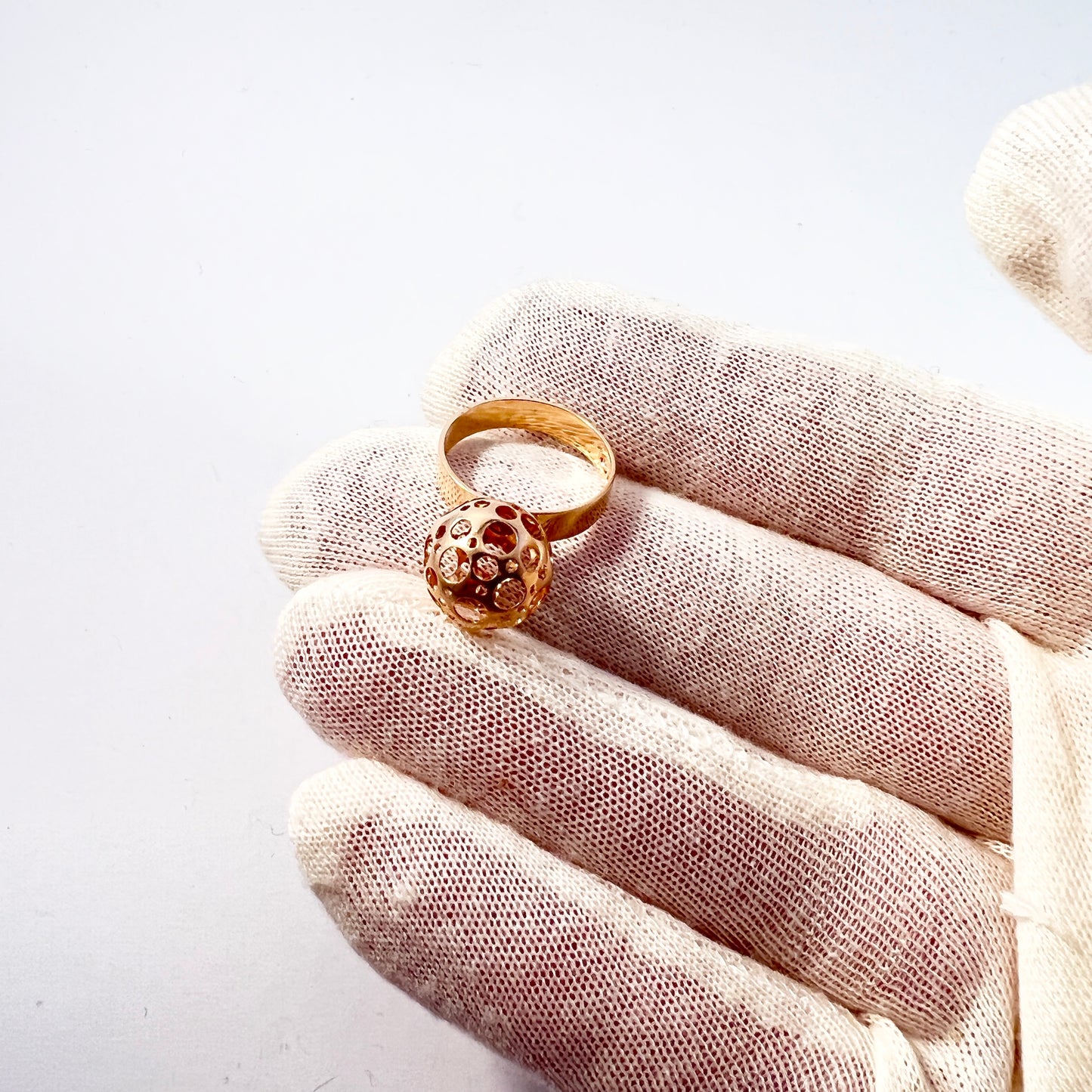 Liisa Vitali for N Westerback Finland 1970. Vintage 14k Gold Ring. Design: Ladybird