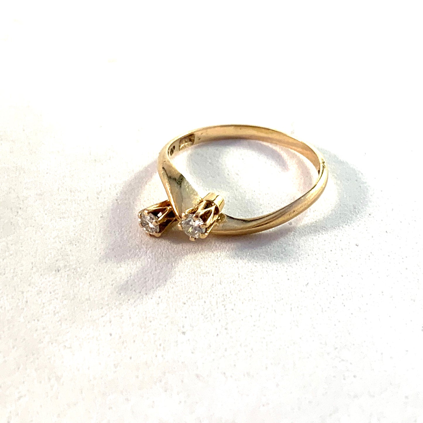 Sweden Mid Century 18k Gold 0,16ctw Diamond Ring.