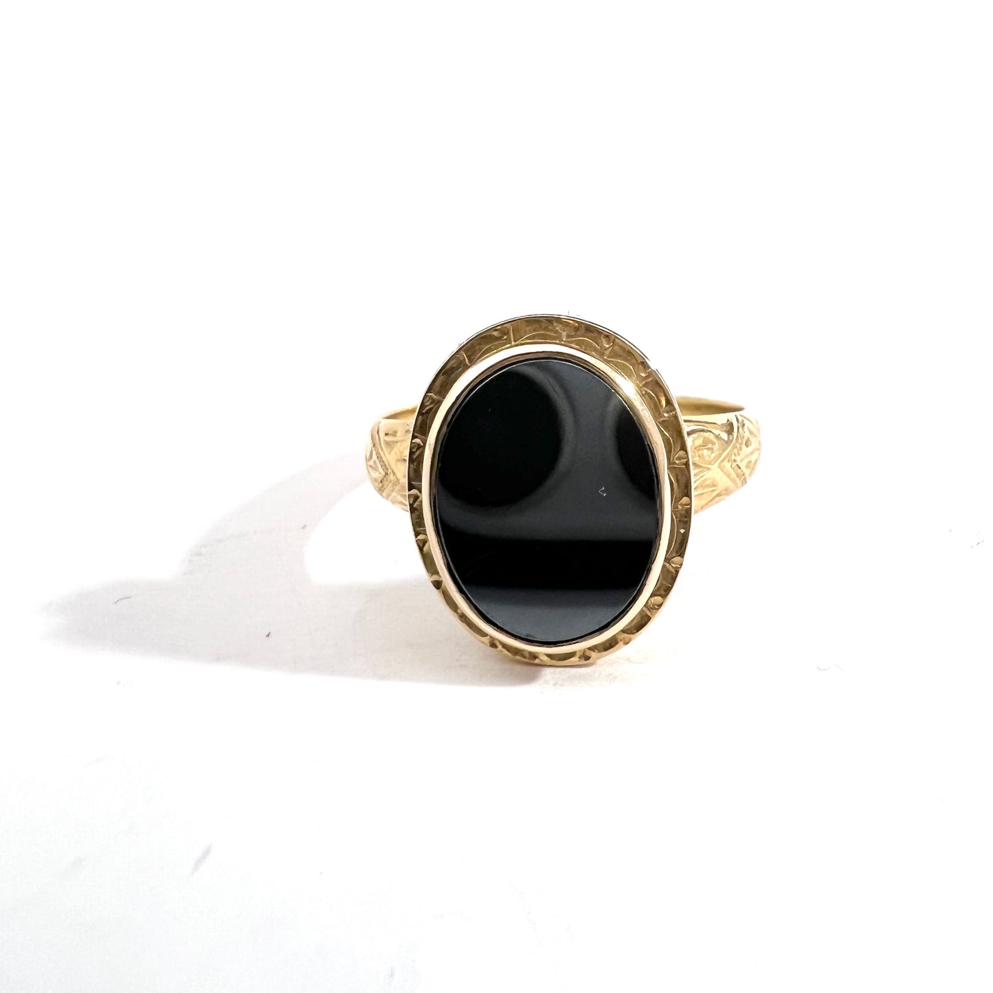 Juvelfabriken, Stockholm 1945. Vintage 18k Gold Onyx Men's Signet Ring.