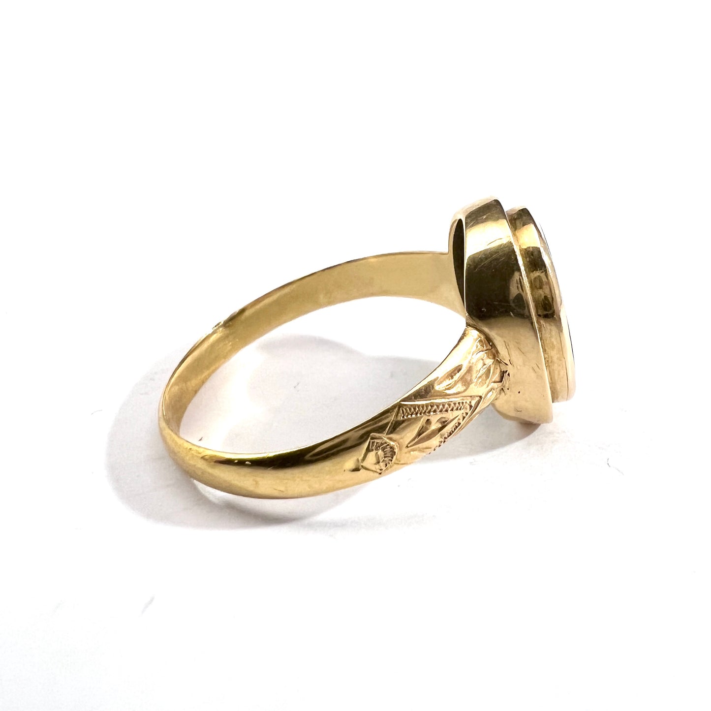 Juvelfabriken, Stockholm 1945. Vintage 18k Gold Onyx Men's Signet Ring.