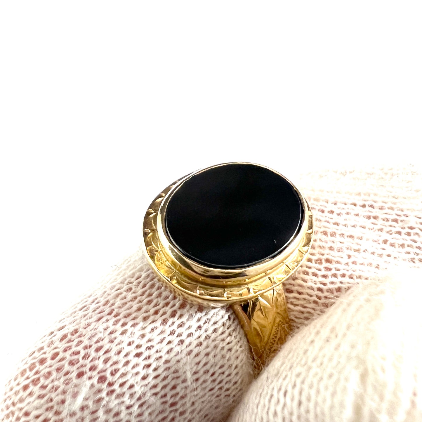 Juvelfabriken, Stockholm 1945. Vintage 18k Gold Onyx Men's Signet Ring.