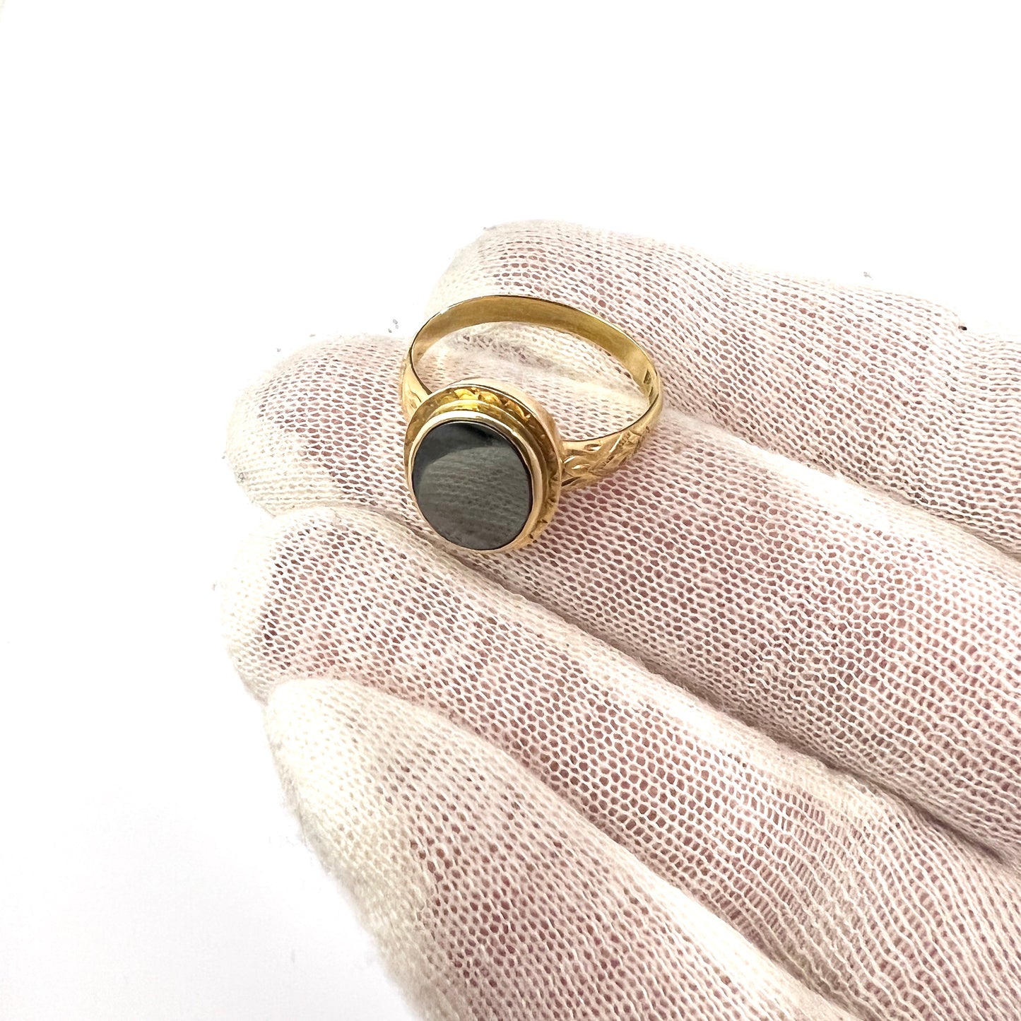 Juvelfabriken, Stockholm 1945. Vintage 18k Gold Onyx Men's Signet Ring.