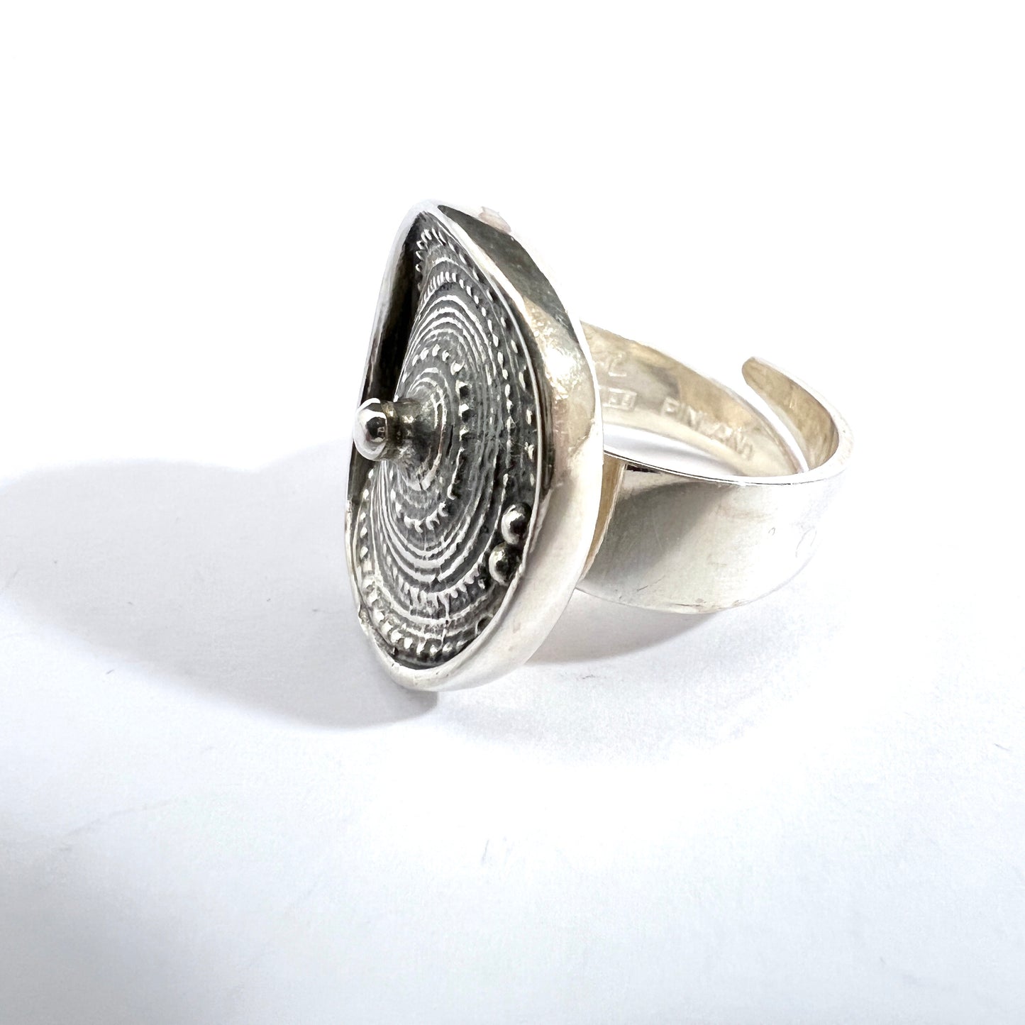 Jorma Laine for Turun Hopea Finland 1978. Solid Silver Ring. Design "Chic". Signed.