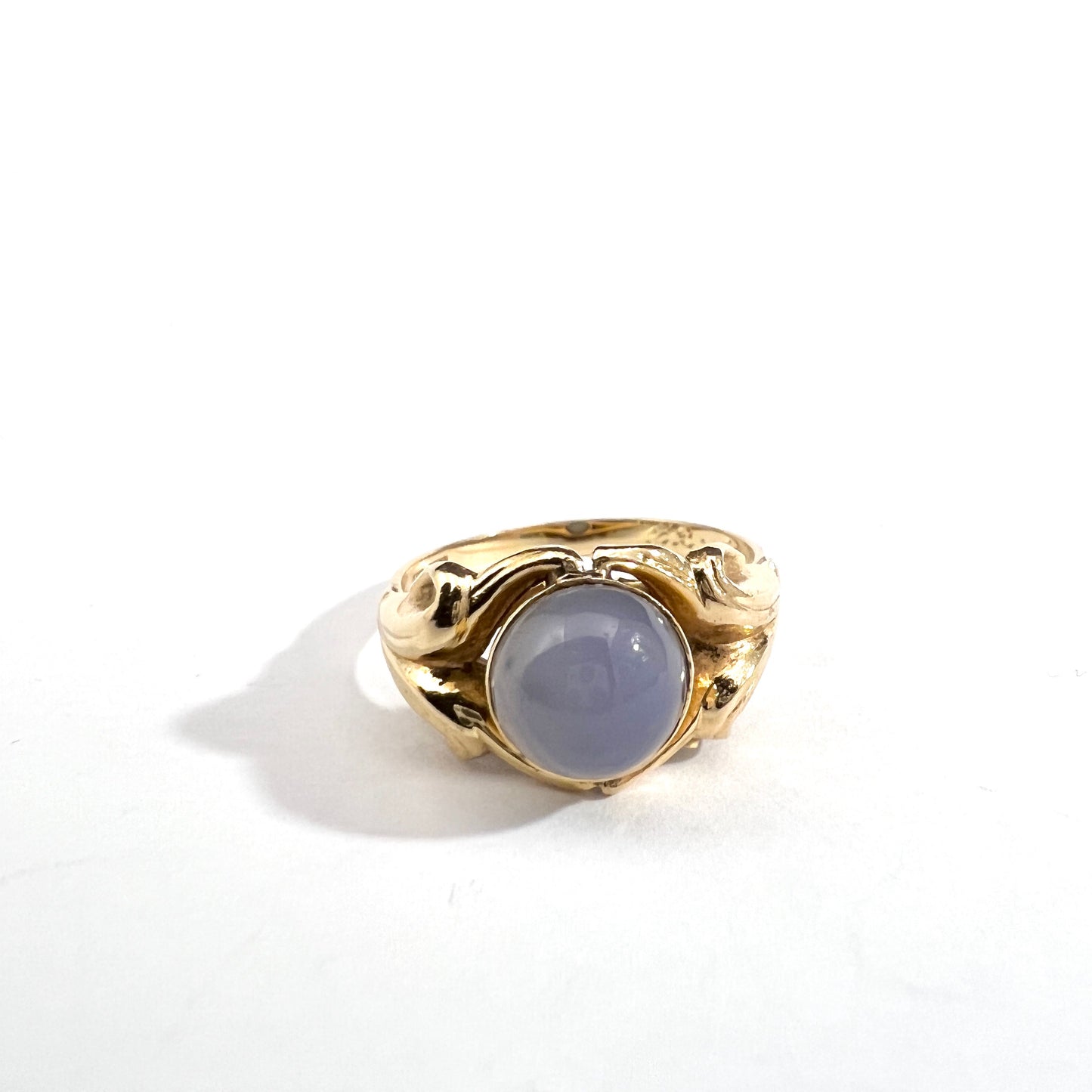 J Petersson, Stockholm 1956. Vintage Mid-century 18k Gold Chalcedony Ring.