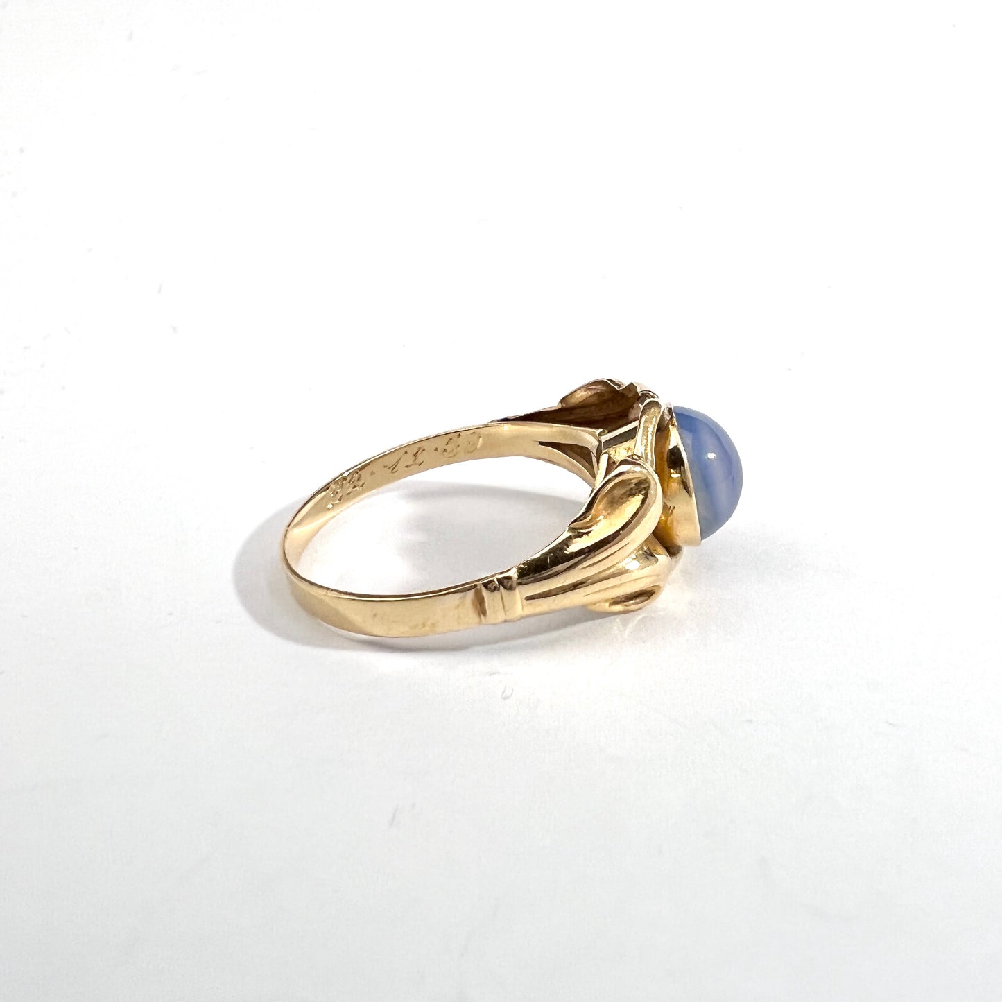 J Petersson, Stockholm 1956. Vintage Mid-century 18k Gold Chalcedony Ring.