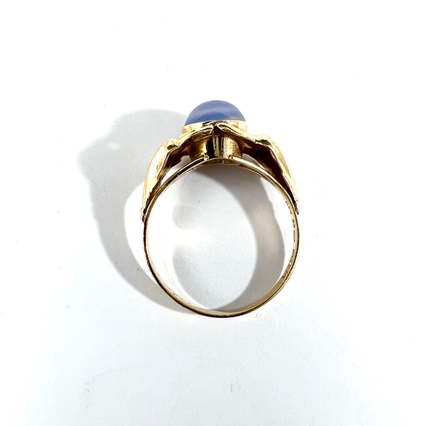 J Petersson, Stockholm 1956. Vintage Mid-century 18k Gold Chalcedony Ring.