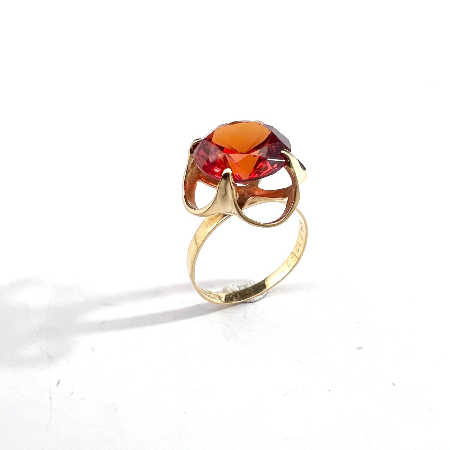 Bengt Hallberg, Sweden 1975. Vintage 18k Gold Intense Red Synthetic Spinel Ring.