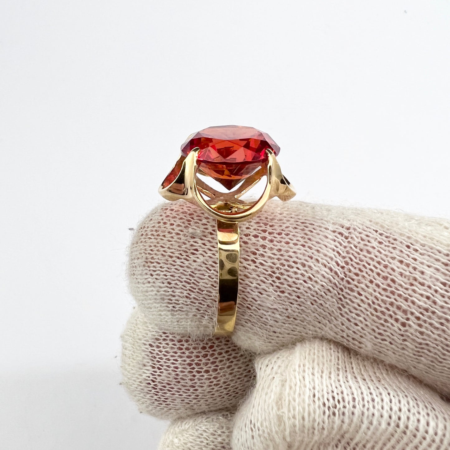 Bengt Hallberg, Sweden 1975. Vintage 18k Gold Intense Red Synthetic Spinel Ring.