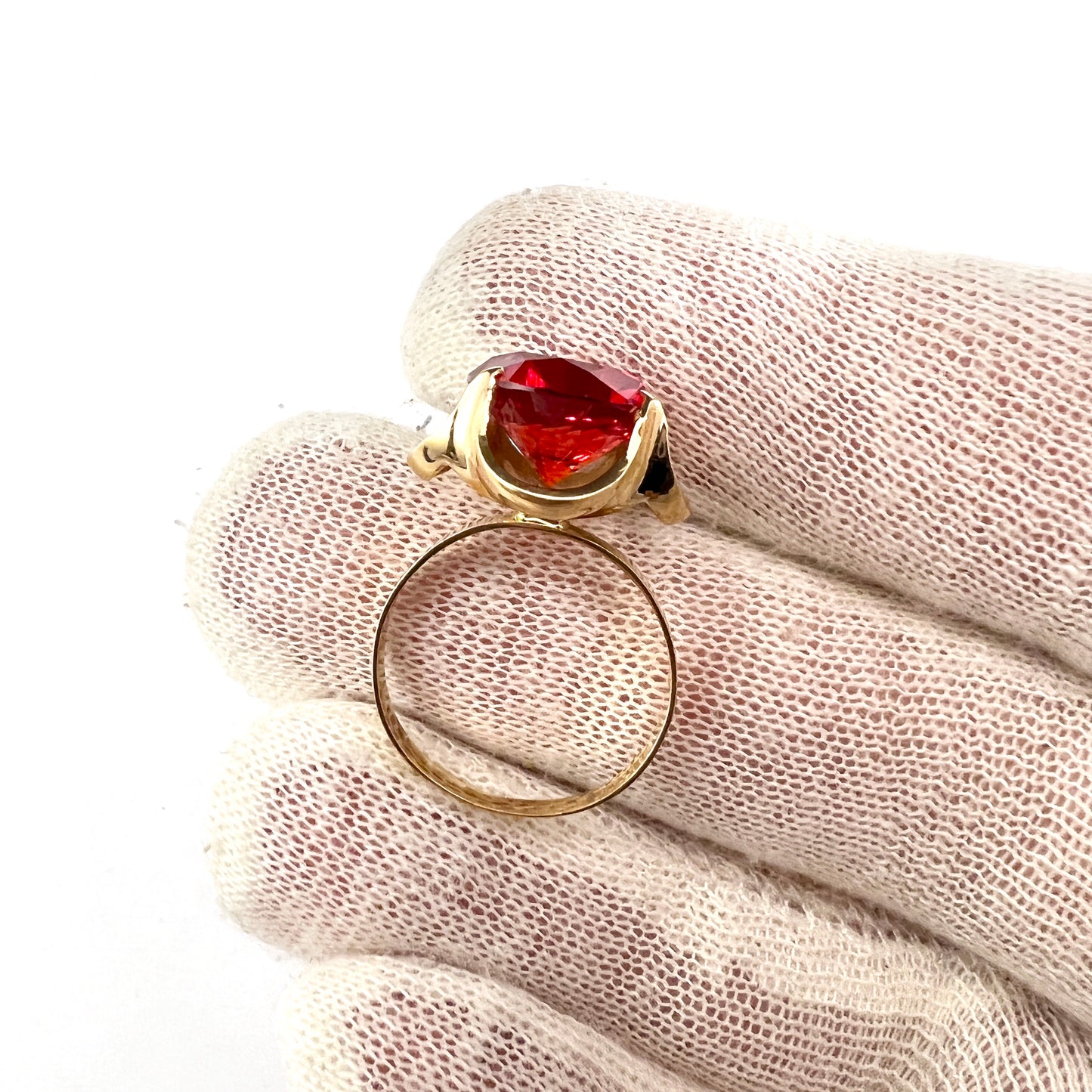 Bengt Hallberg, Sweden 1975. Vintage 18k Gold Intense Red Synthetic Spinel Ring.