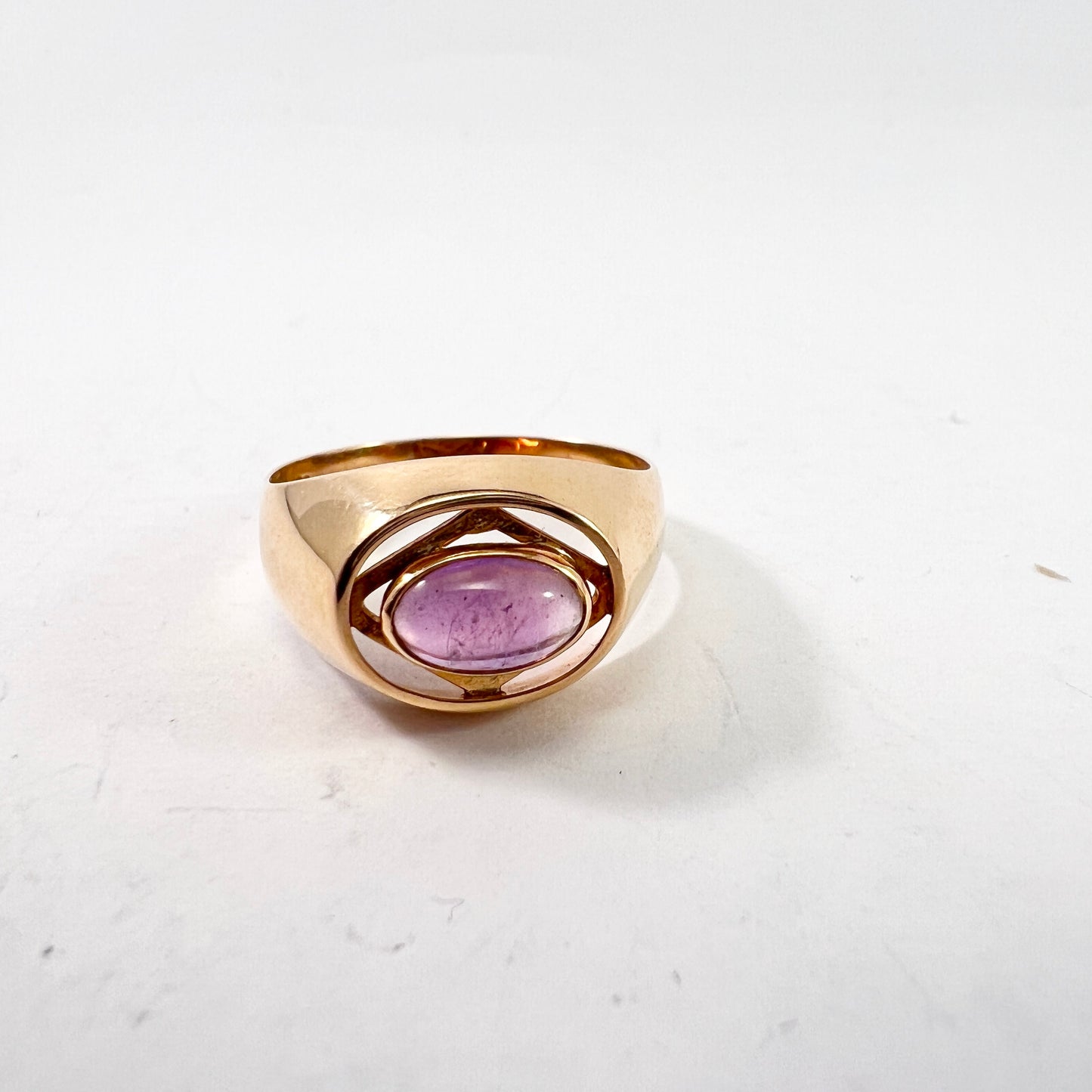 J Petersson, Stockholm 1966. Vintage 18k Gold Amethyst Ring.