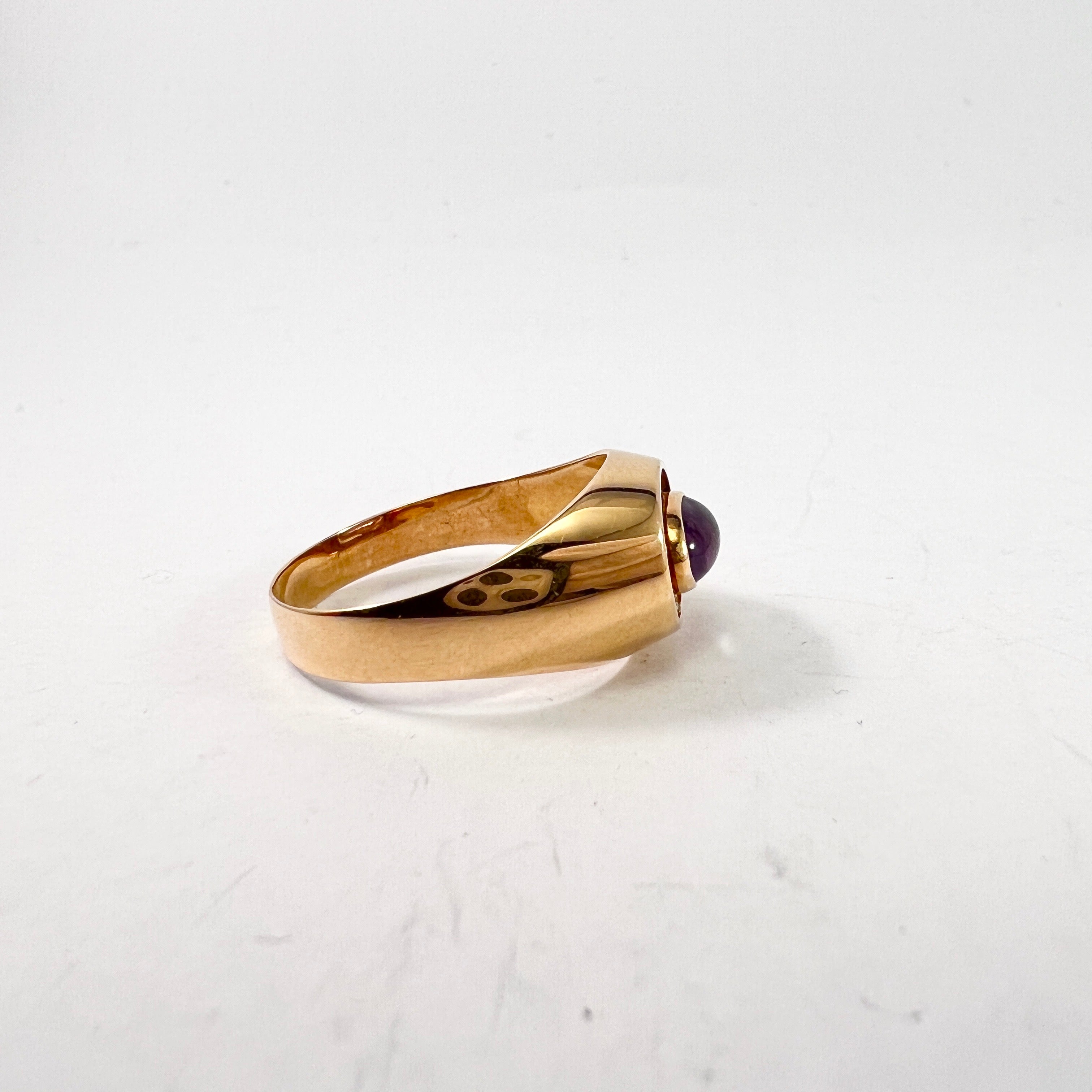 J Petersson, Stockholm 1966. Vintage 18k Gold Amethyst Ring.