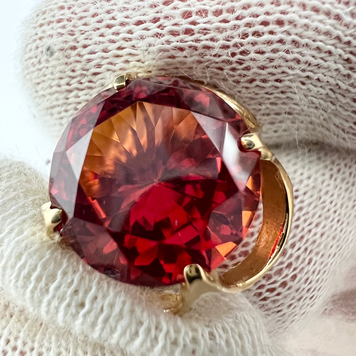 Bengt Hallberg, Sweden 1975. Vintage 18k Gold Intense Red Synthetic Spinel Ring.