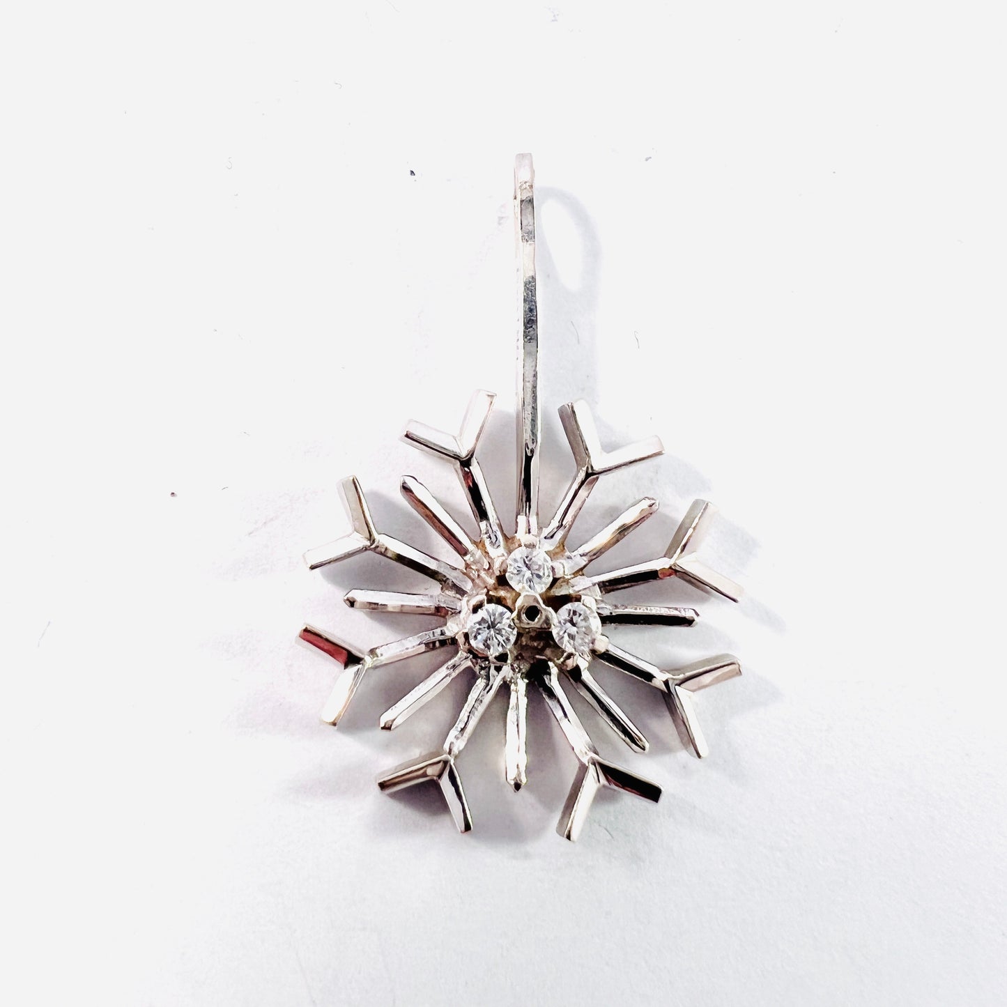 Gobi, Sweden 1975. Vintage 18k Gold Diamond Snow Flake Pendant.