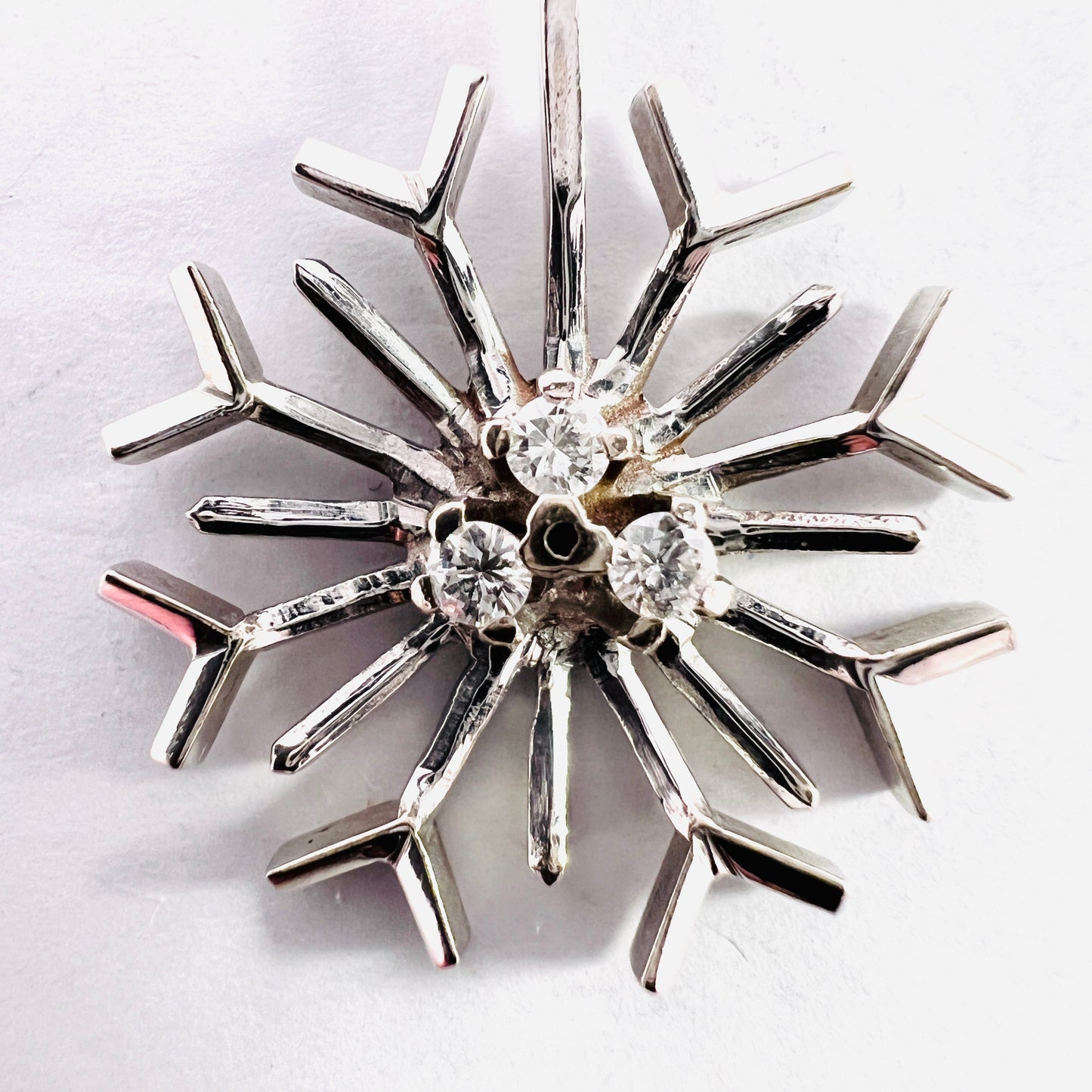 Gobi, Sweden 1975. Vintage 18k Gold Diamond Snow Flake Pendant.