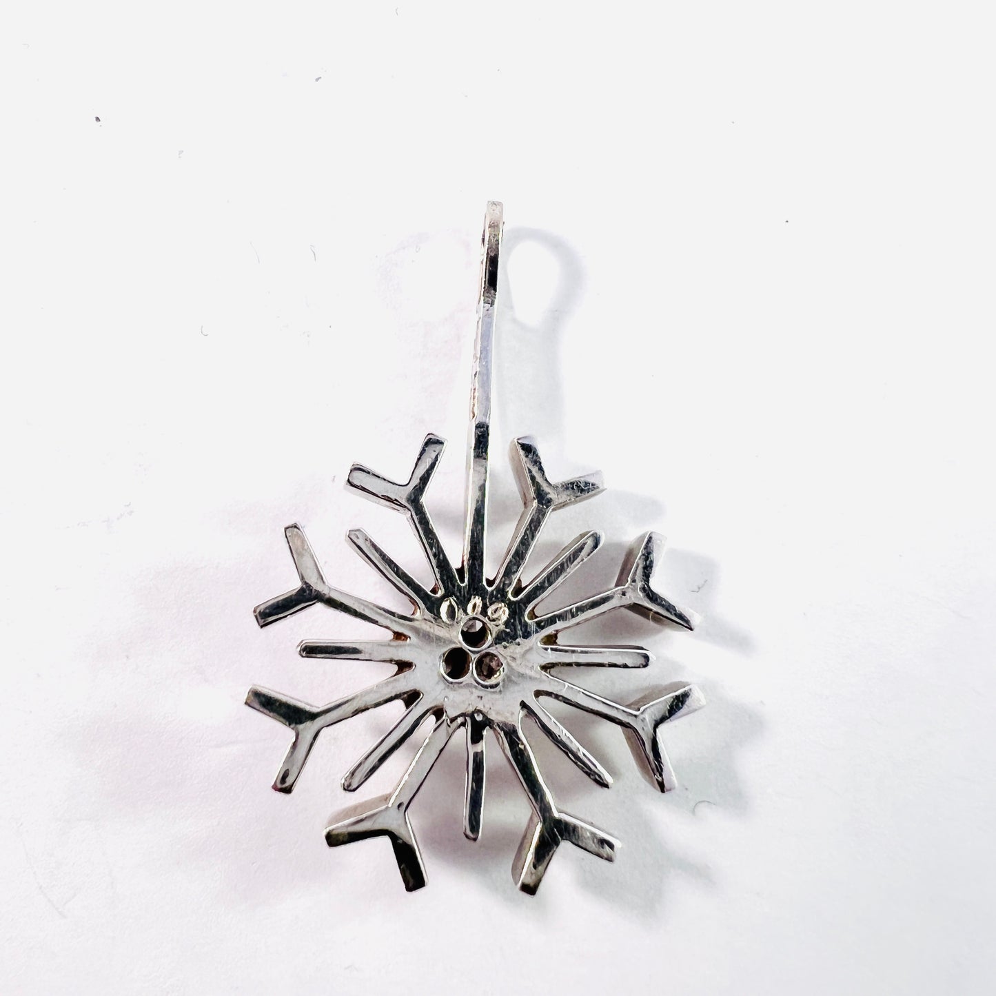 Gobi, Sweden 1975. Vintage 18k Gold Diamond Snow Flake Pendant.