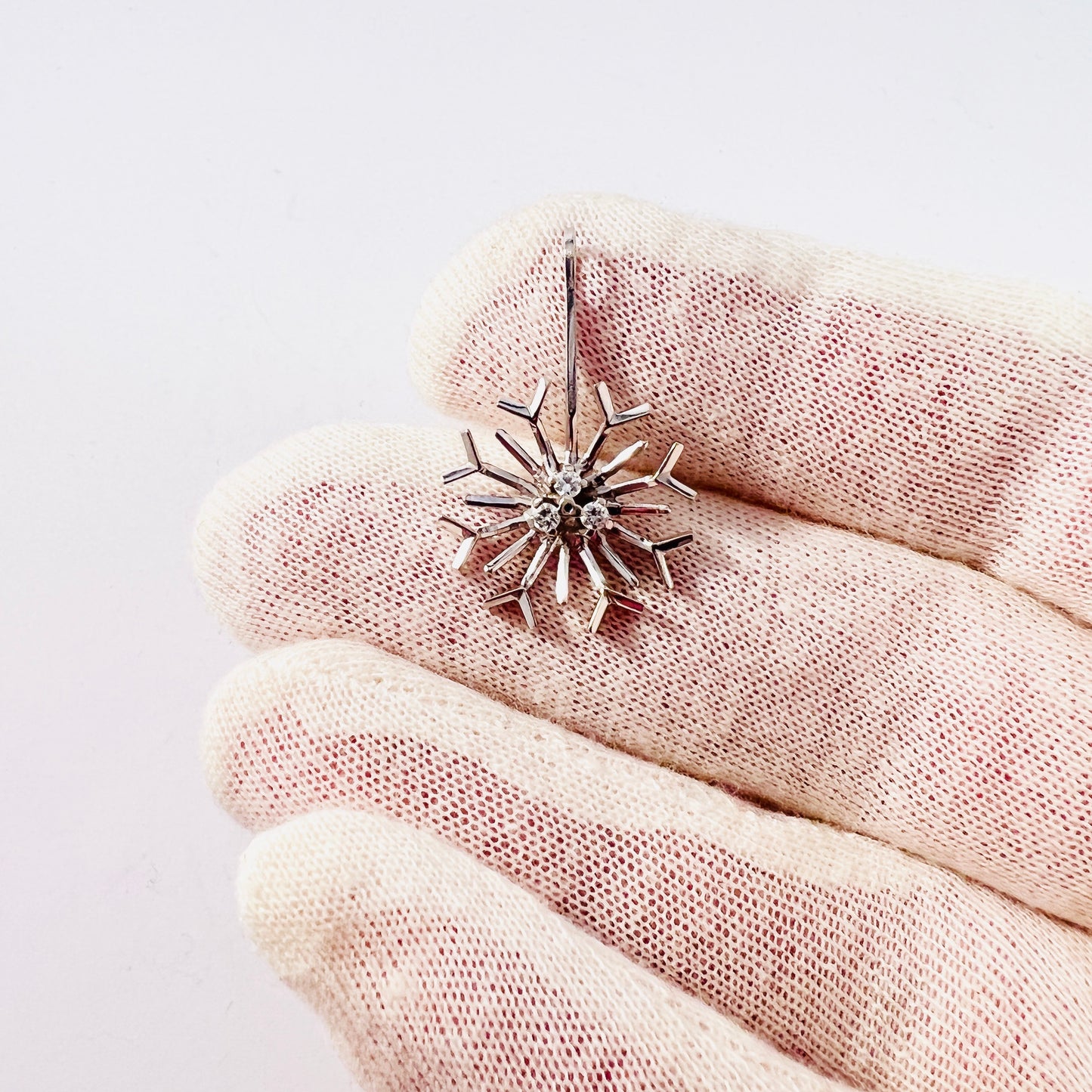 Gobi, Sweden 1975. Vintage 18k Gold Diamond Snow Flake Pendant.