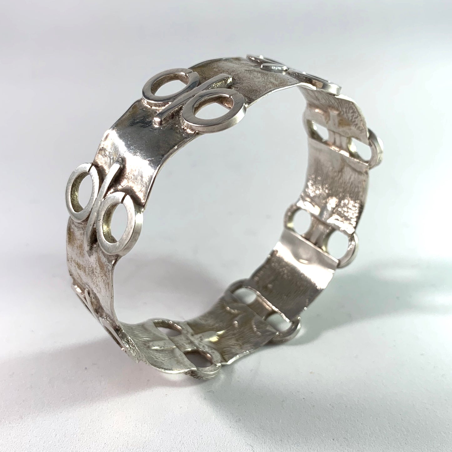 Isaac Cohen, Stockholm 1969 Bold Modernist Sterling Silver Bangle Bracelet. Signed