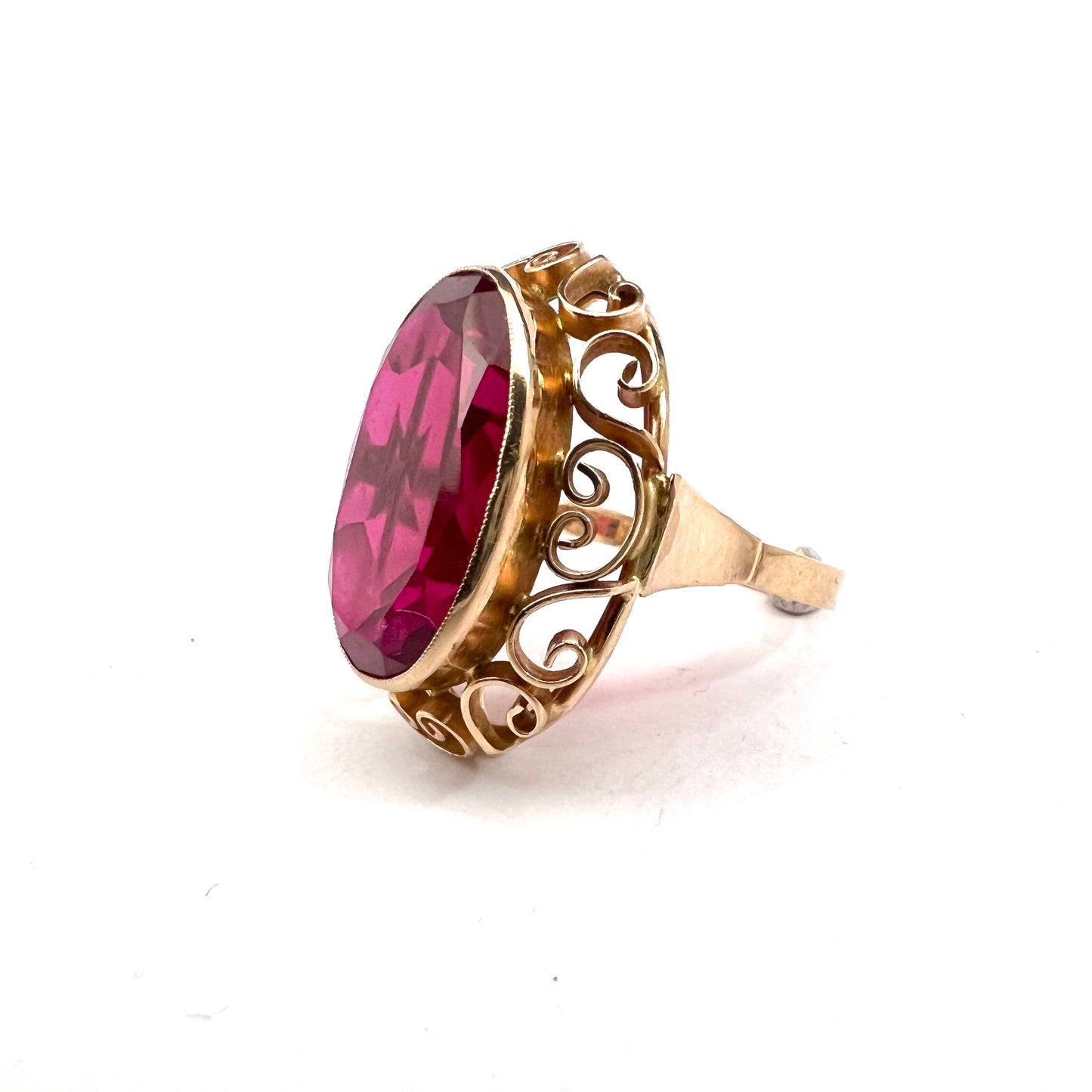 Eastern Europe. Bold Vintage Mid-Century 14k Gold Synthetic Ruby Cocktail Ring.