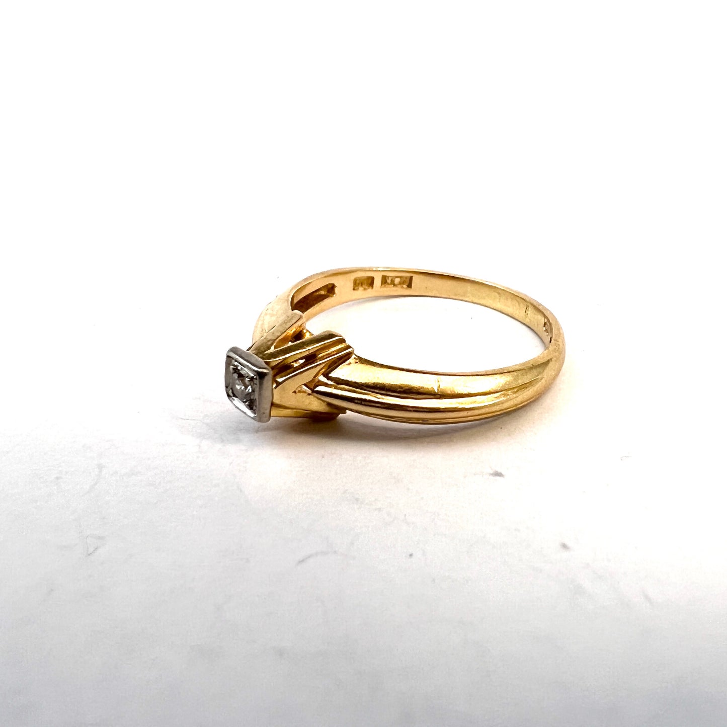 Kaplan, Stockholm 1958. Mid-century Modern 18k Gold Diamond Ring.