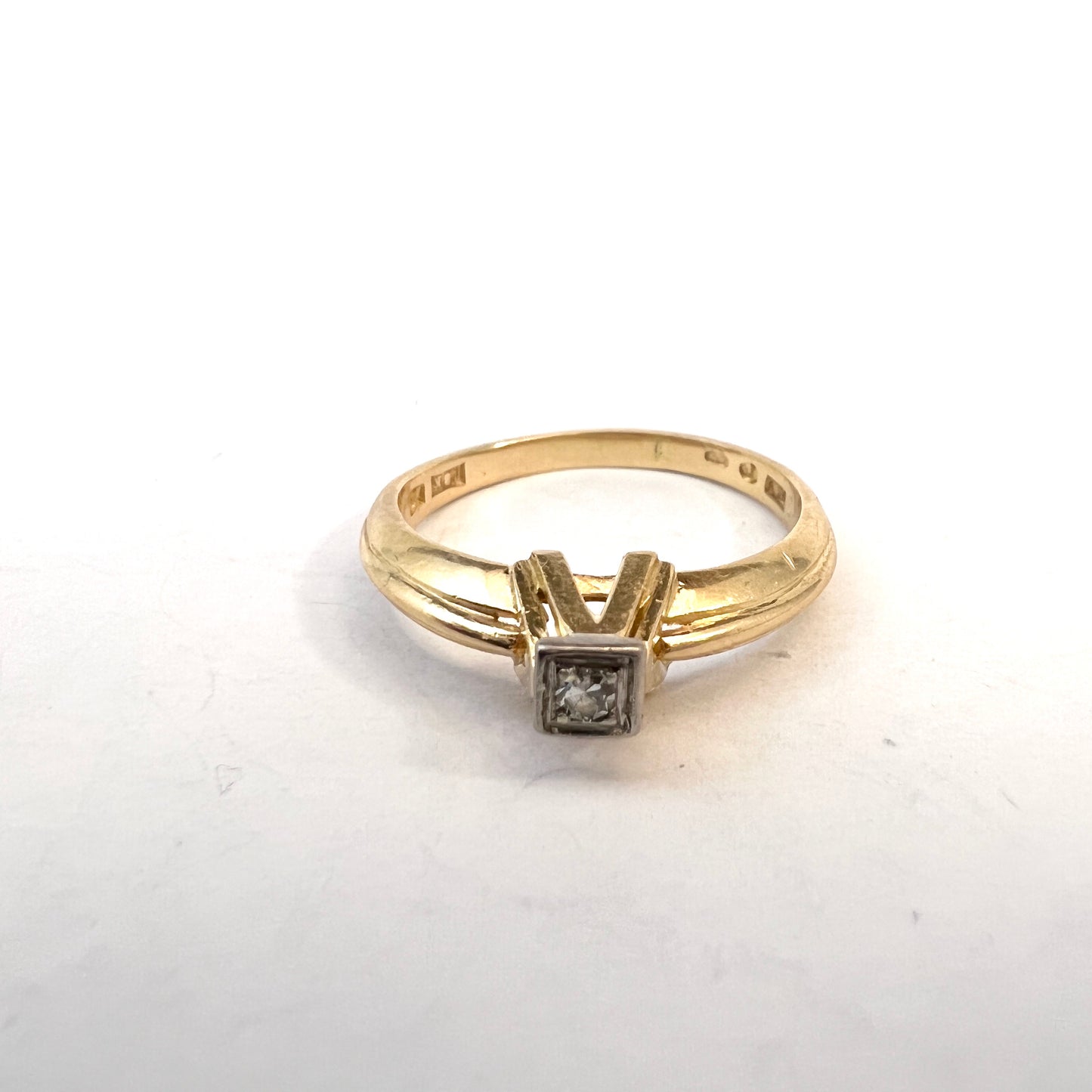 Kaplan, Stockholm 1958. Mid-century Modern 18k Gold Diamond Ring.