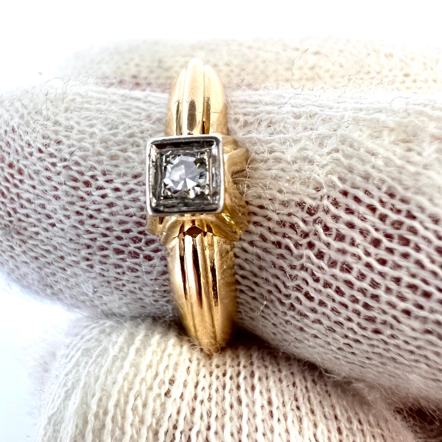 Kaplan, Stockholm 1958. Mid-century Modern 18k Gold Diamond Ring.