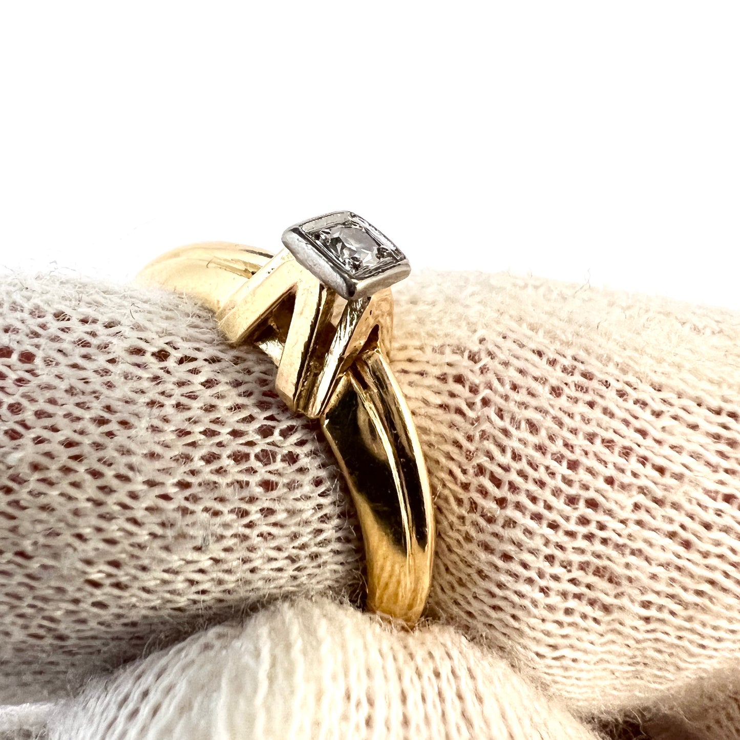 Kaplan, Stockholm 1958. Mid-century Modern 18k Gold Diamond Ring.