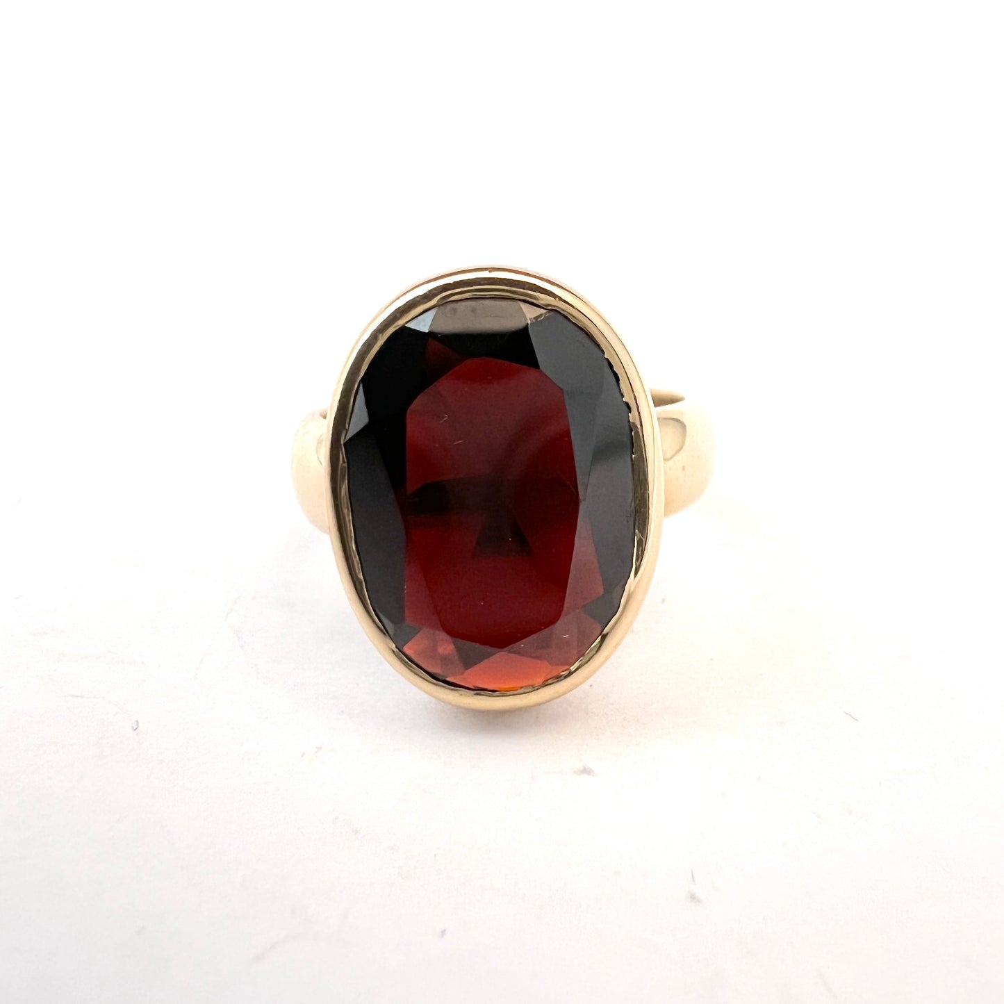 Albrechtsson, Sweden 1984. Vintage 18k Gold Garnet Ring. Signed. 8.4gram