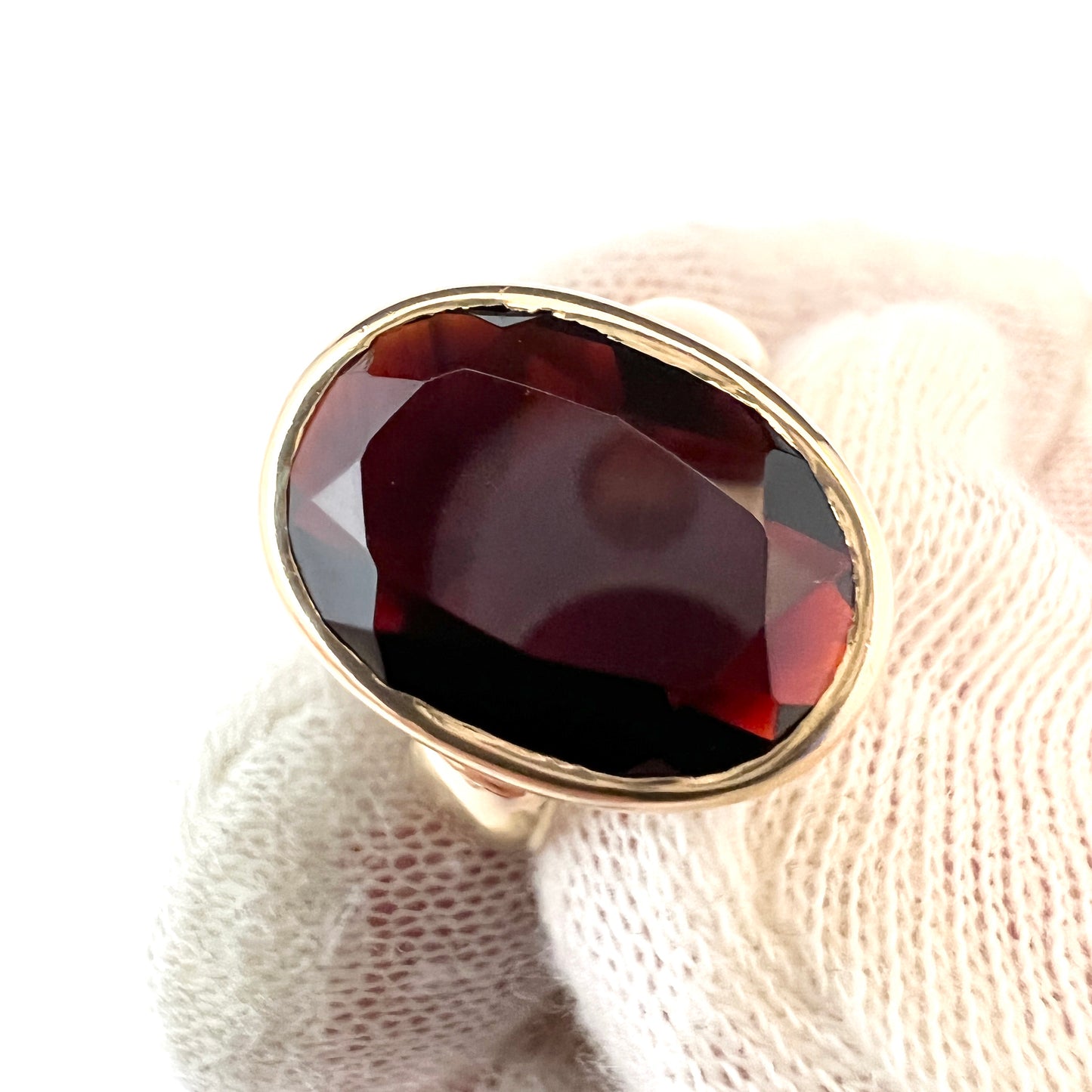 Albrechtsson, Sweden 1984. Vintage 18k Gold Garnet Ring. Signed. 8.4gram