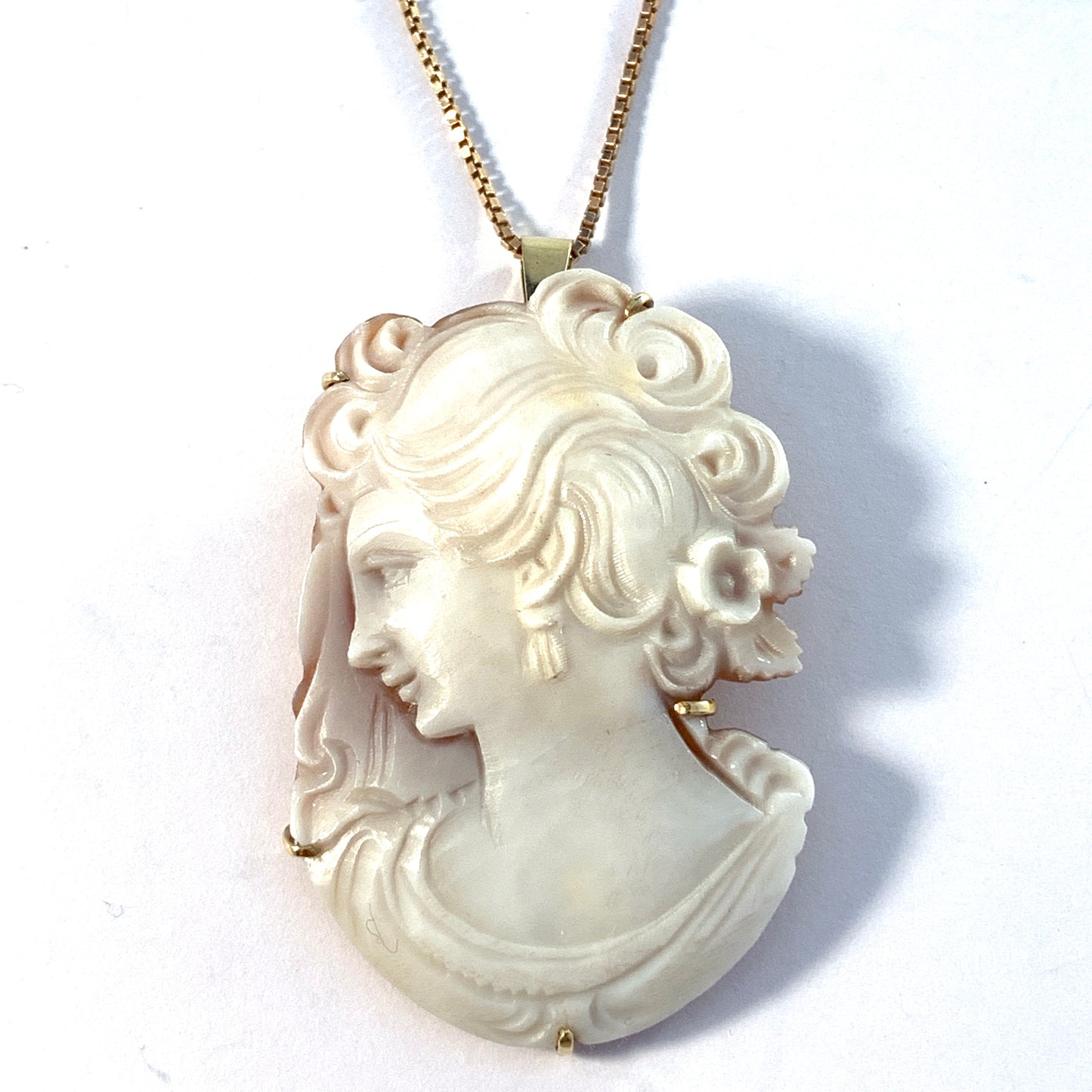 The Netherlands. Vintage 14k Gold Shell Cameo Pendant.