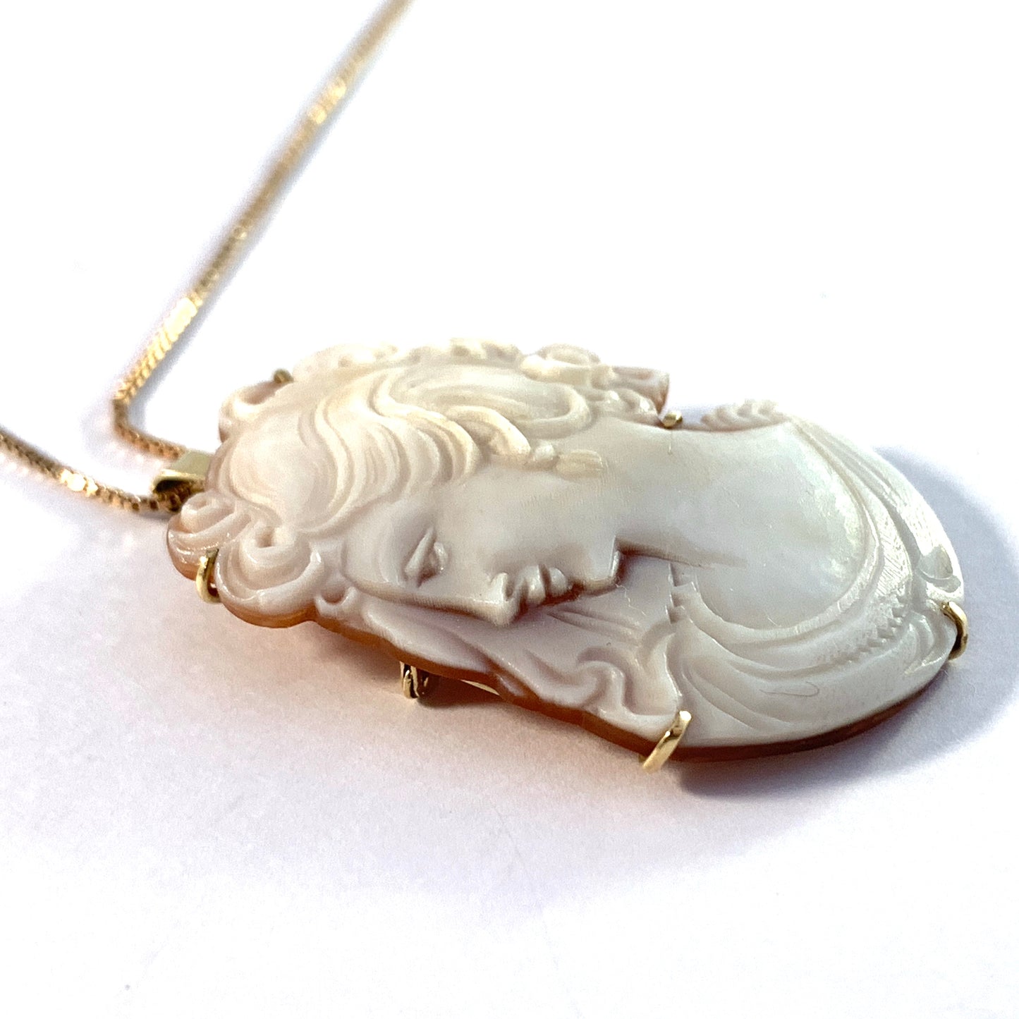 The Netherlands. Vintage 14k Gold Shell Cameo Pendant.