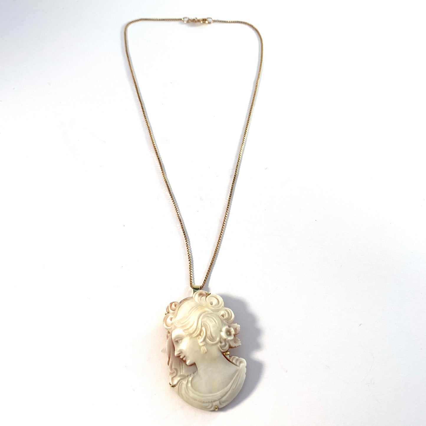 The Netherlands. Vintage 14k Gold Shell Cameo Pendant.