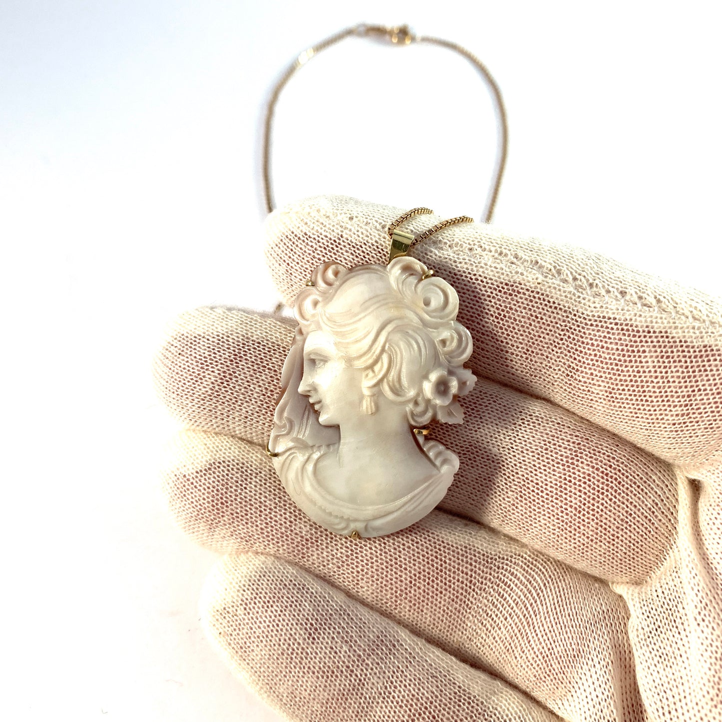 The Netherlands. Vintage 14k Gold Shell Cameo Pendant.