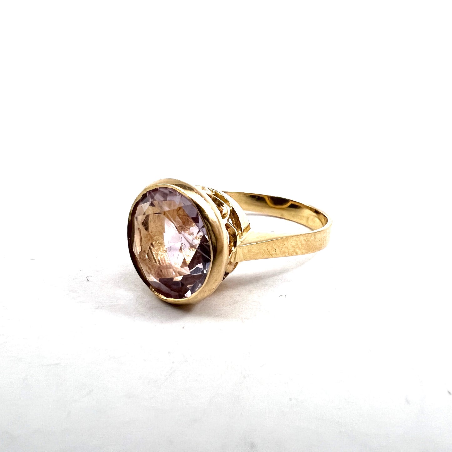 Svedbom, Sweden 1976. Vintage 18k Gold Pale Amethyst Ring.