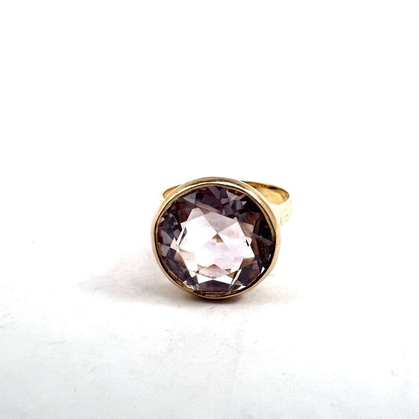 Svedbom, Sweden 1976. Vintage 18k Gold Pale Amethyst Ring.