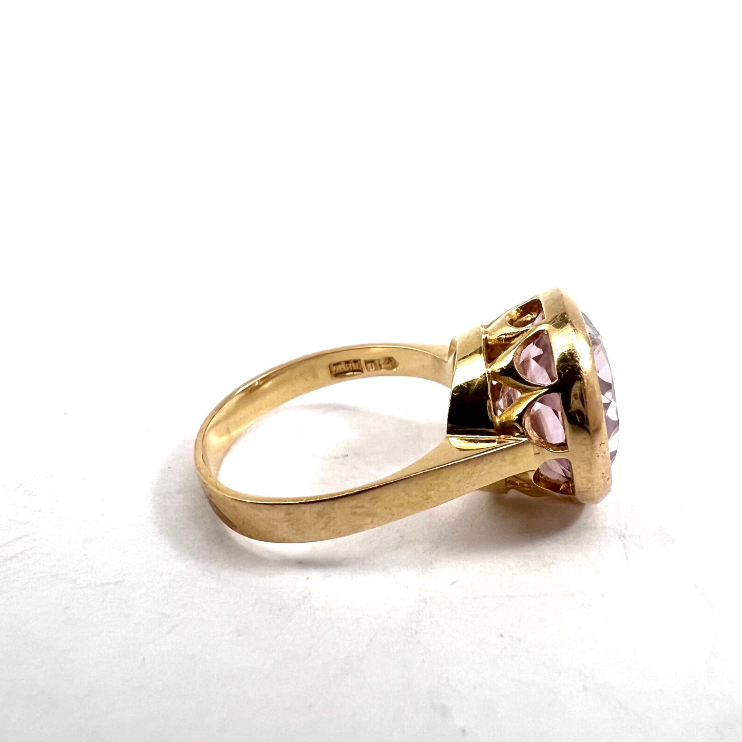 Svedbom, Sweden 1976. Vintage 18k Gold Pale Amethyst Ring.