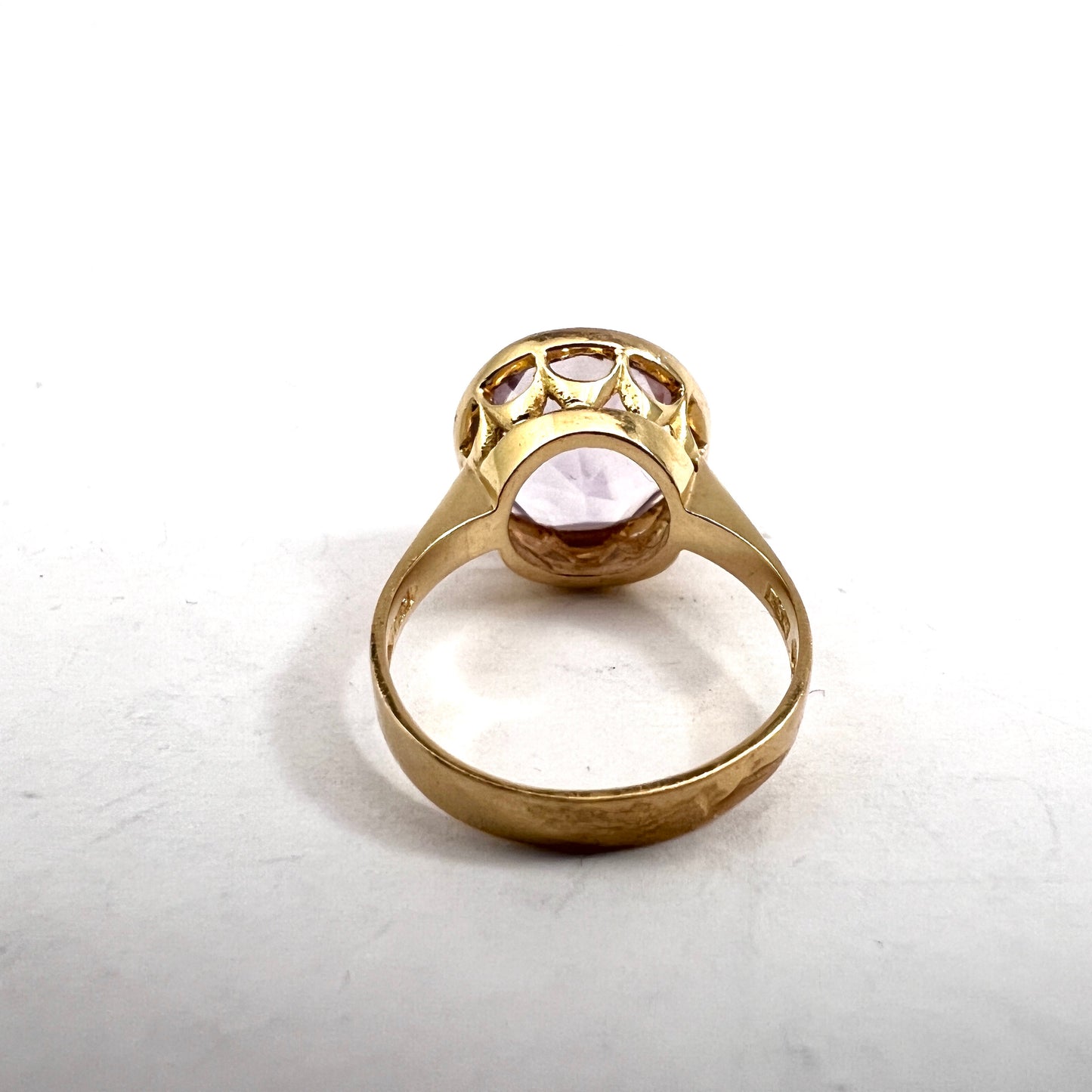 Svedbom, Sweden 1976. Vintage 18k Gold Pale Amethyst Ring.