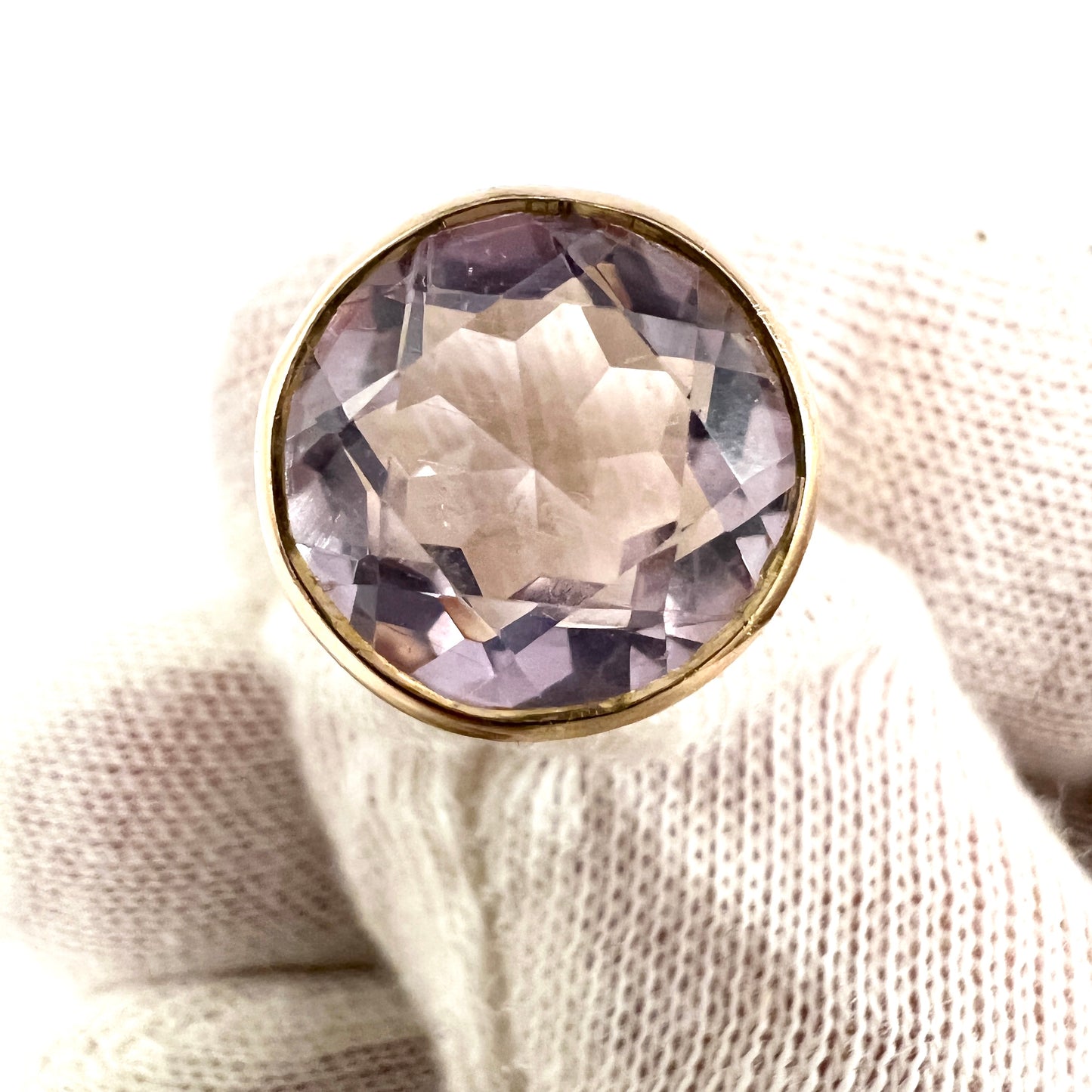 Svedbom, Sweden 1976. Vintage 18k Gold Pale Amethyst Ring.