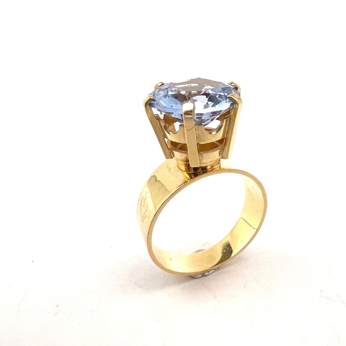 H G Baeckgård, Sweden 1966. Vintage 18k Gold Synthetic Spinel Ring. 6.85gram