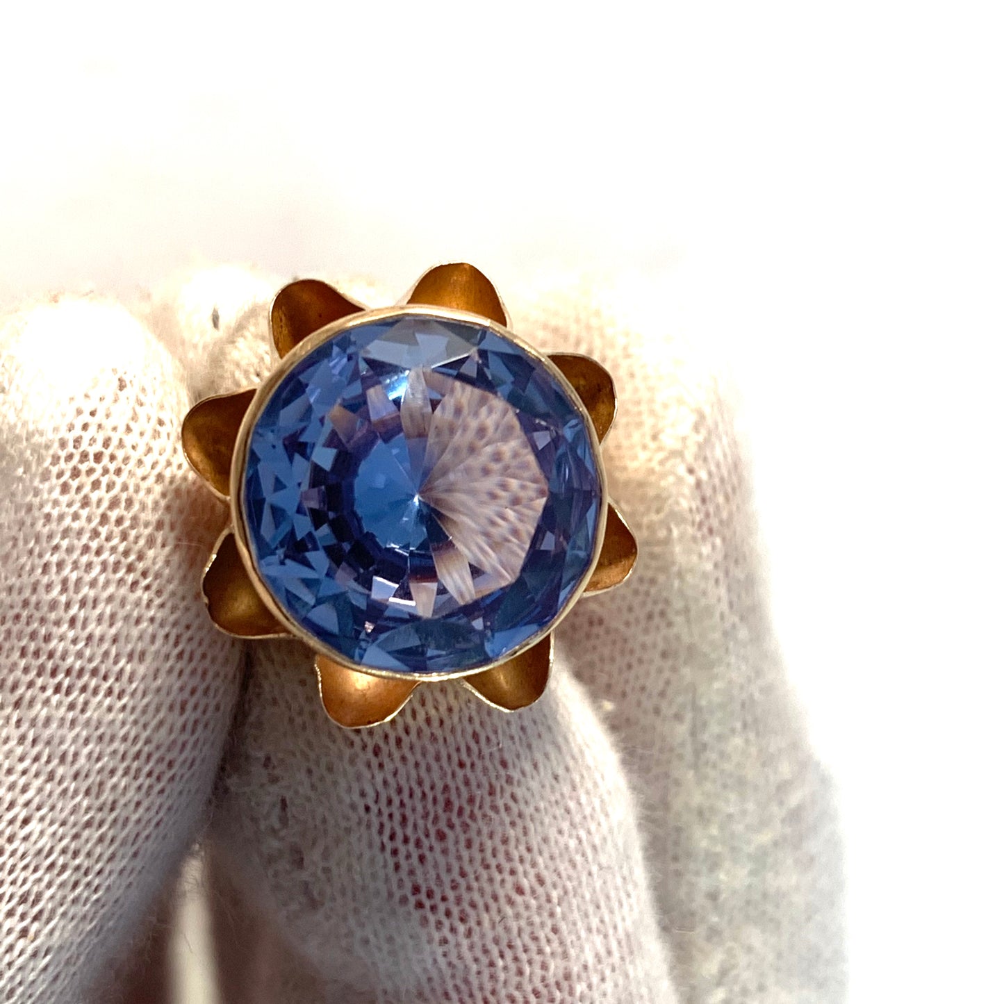 Guldvaruhuset, Sweden 1954 Mid Century 18k Gild Intense Blue Synthetic Spinel Cocktail Ring.