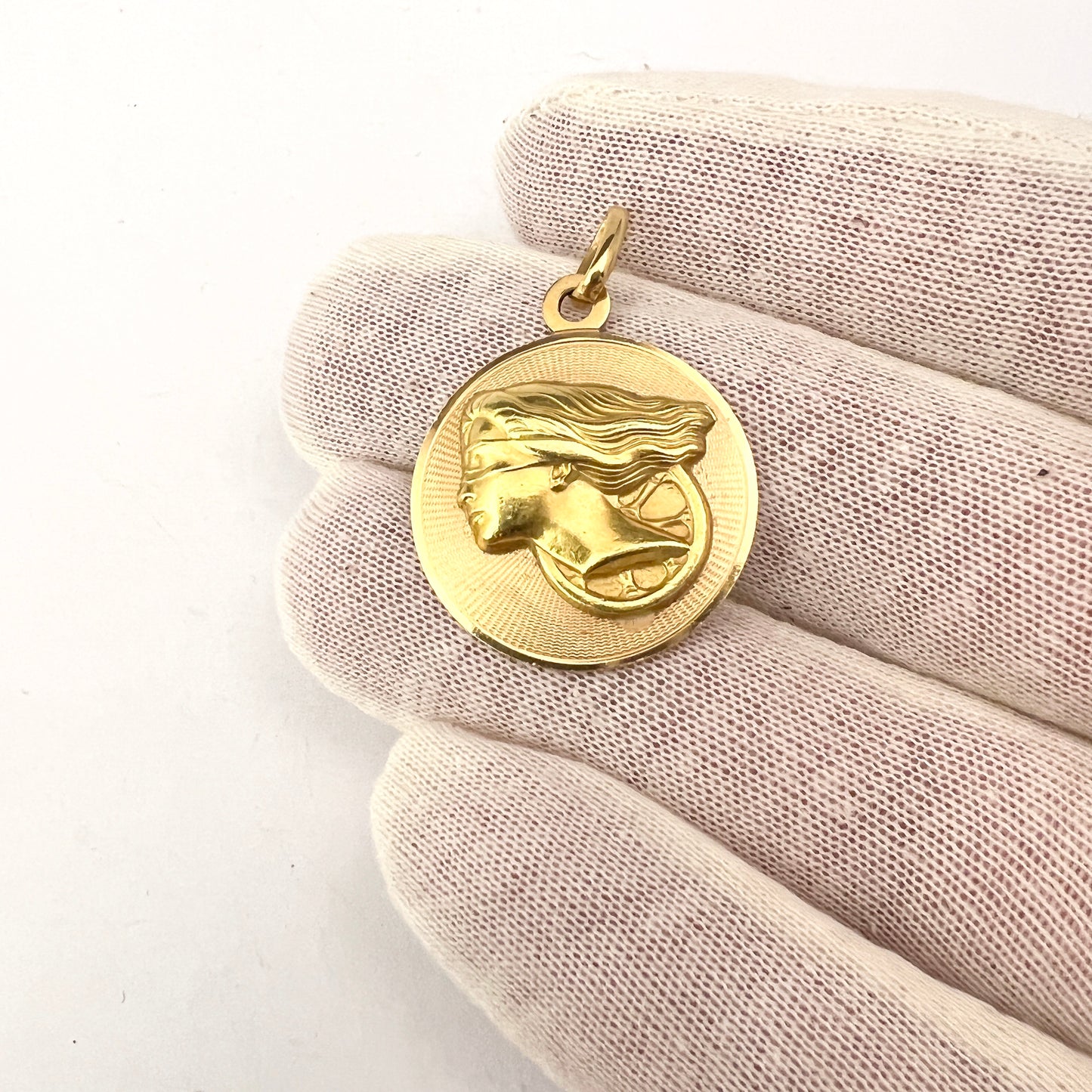 Uno A Erre, Arezzo Italy 1944-68. Vintage 18k Gold Libra Scales of Justice Pendant. 8.4gram