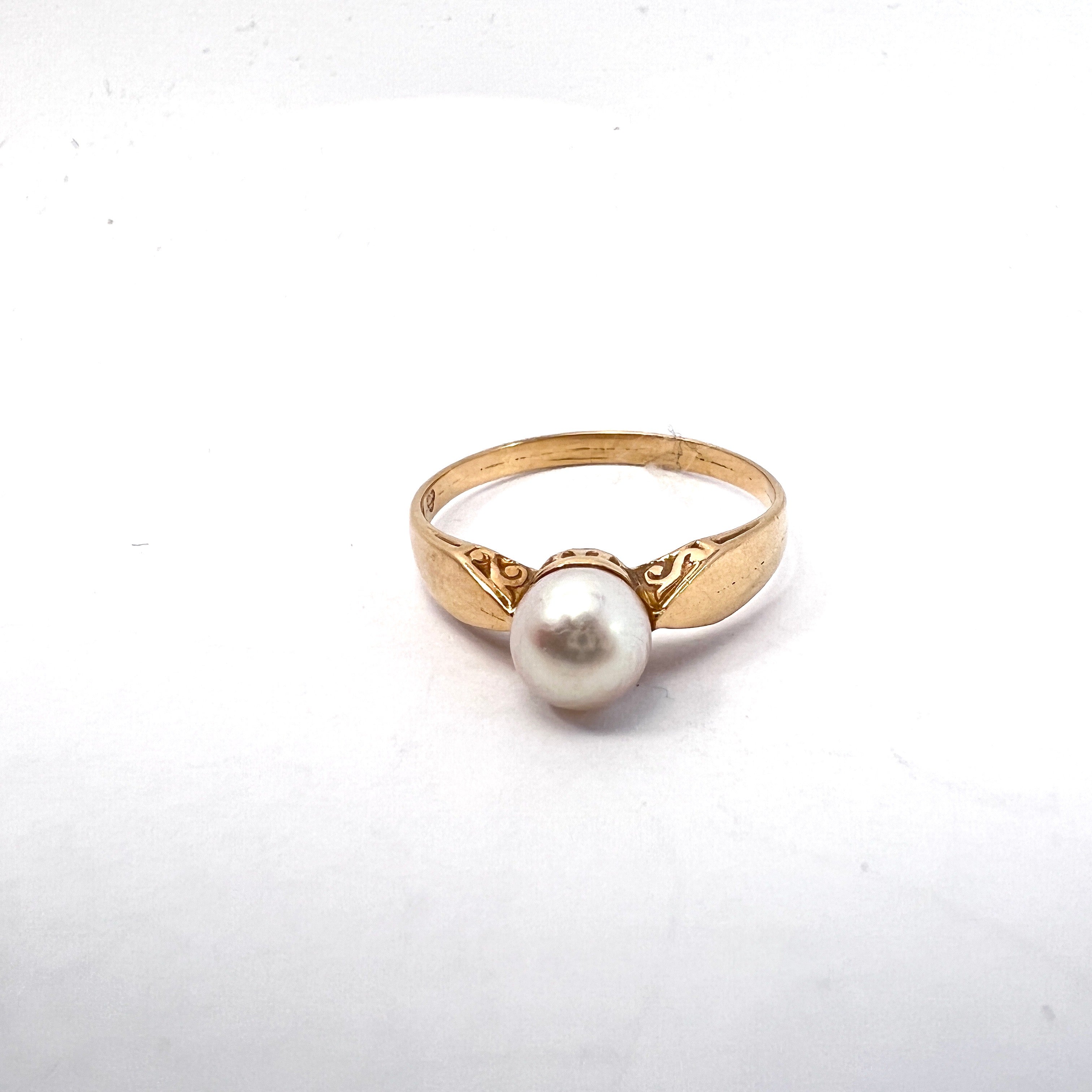 Kaplan, Stockholm 1963. Vintage 18k Gold Cultured Pearl Ring.