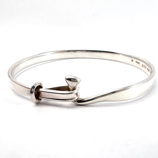 Torun、ジョージ ジェンセン社（デンマーク）。スターリング シルバーのオープン/クローズ バングル ブレスレット。デザイン 204。