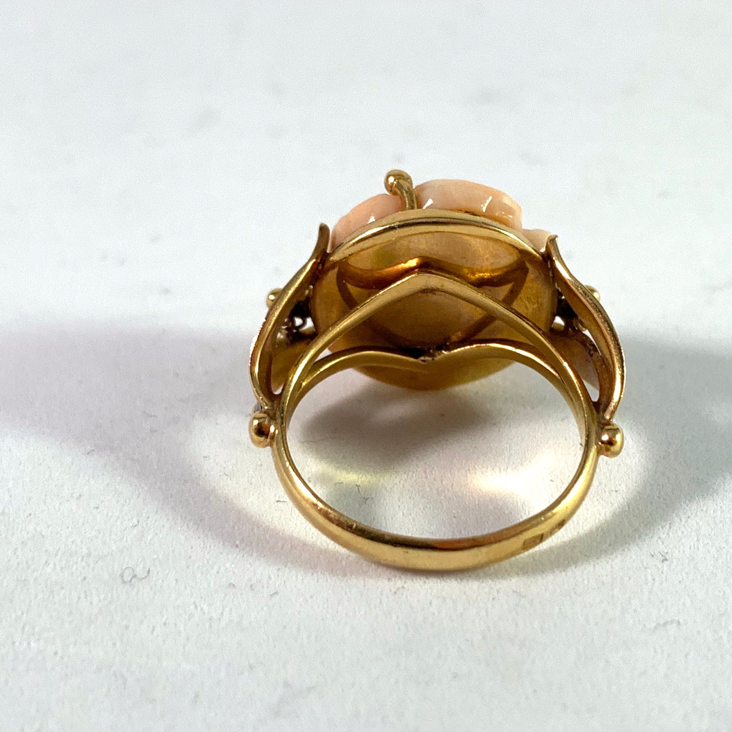 Lisbon, Portugal Vintage 19,2k Gold Coral Enamel Ring.